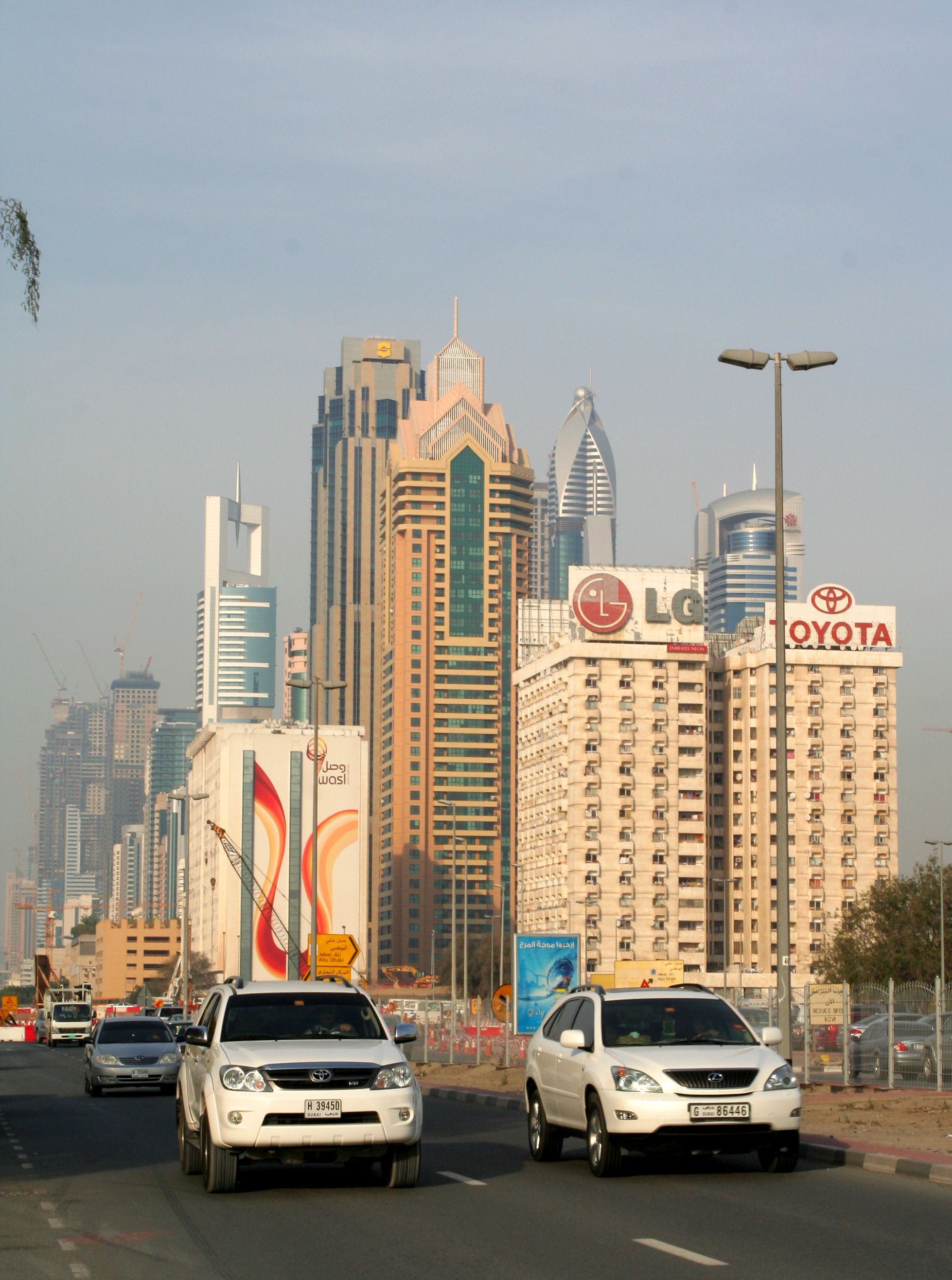 Al Wasl road, por GERARD DECQ