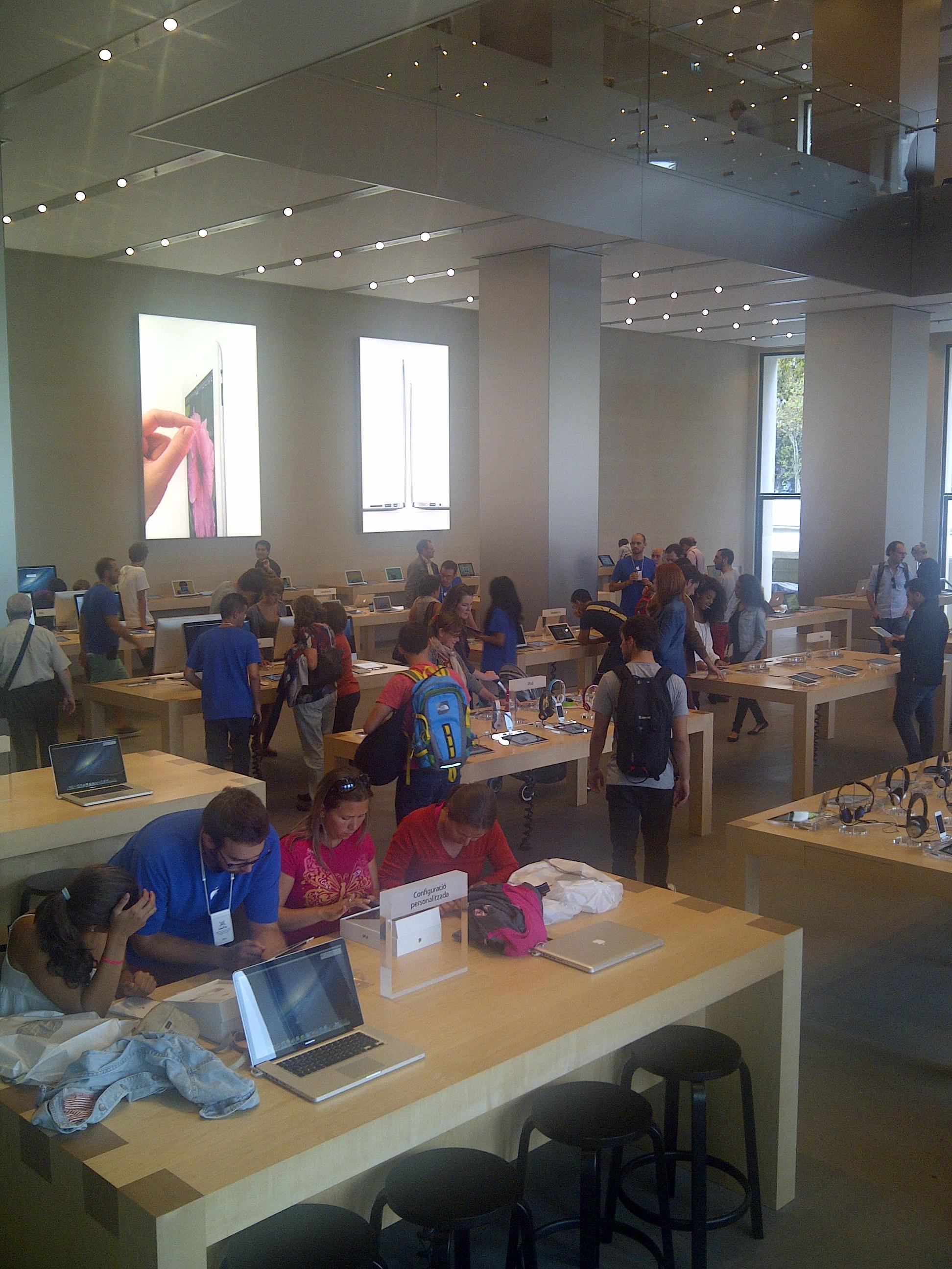 Apple Store Barcelona, por Carlos Olmo
