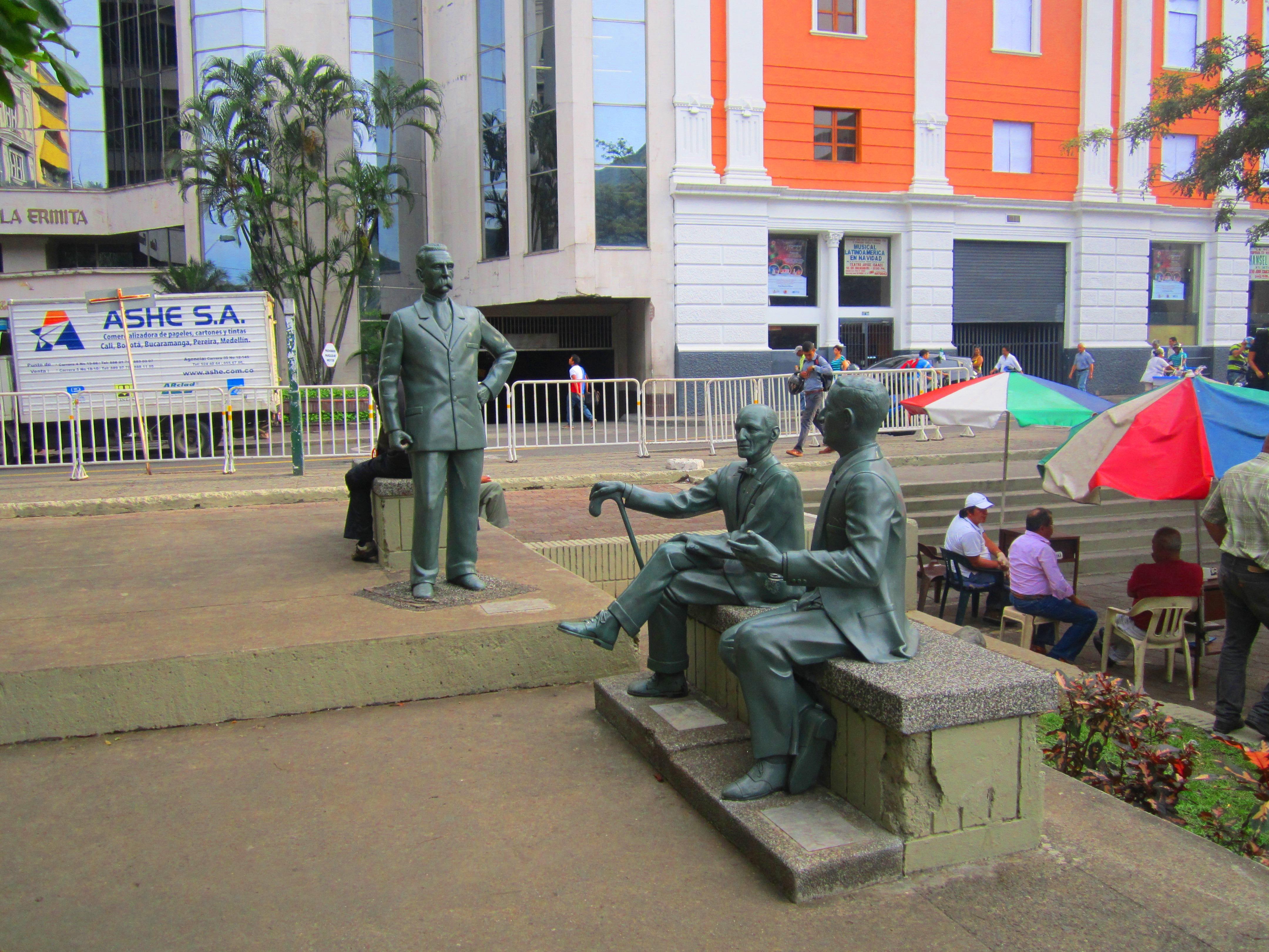 Estatuas Ricardo Neto y Carlos Villafane, por Daniela VILLARREAL