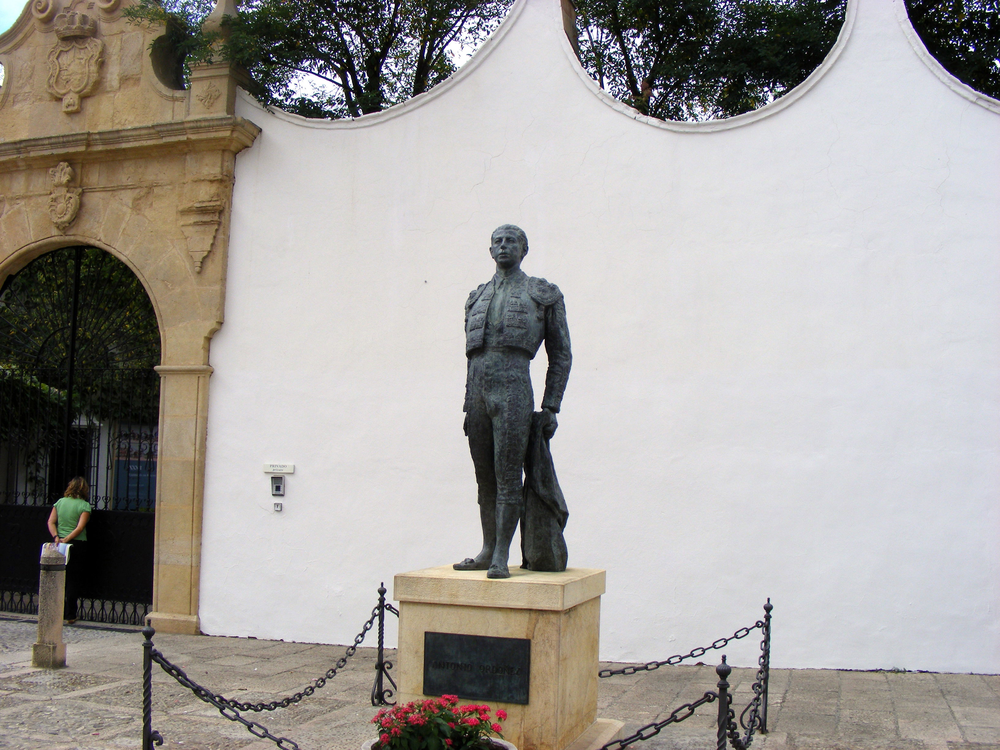 Estatua de Antonio Ordoñez, por Olga