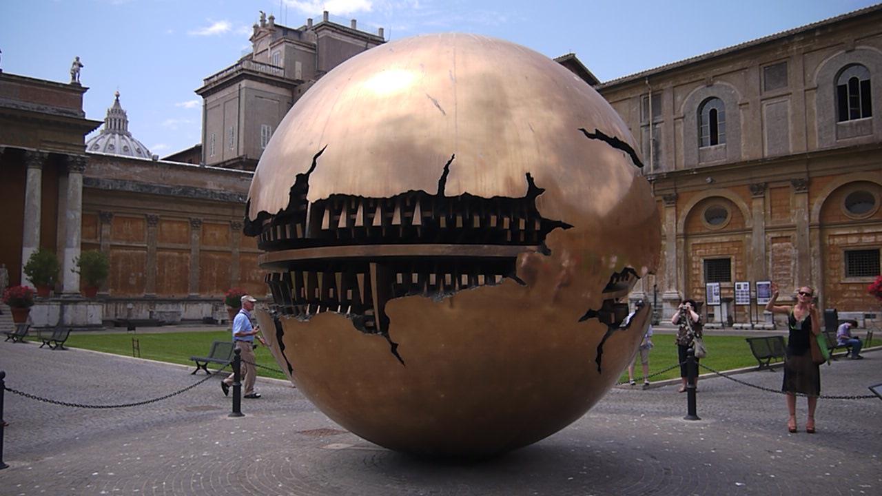 Esfera de Arnaldo Pomodoro, por Leo