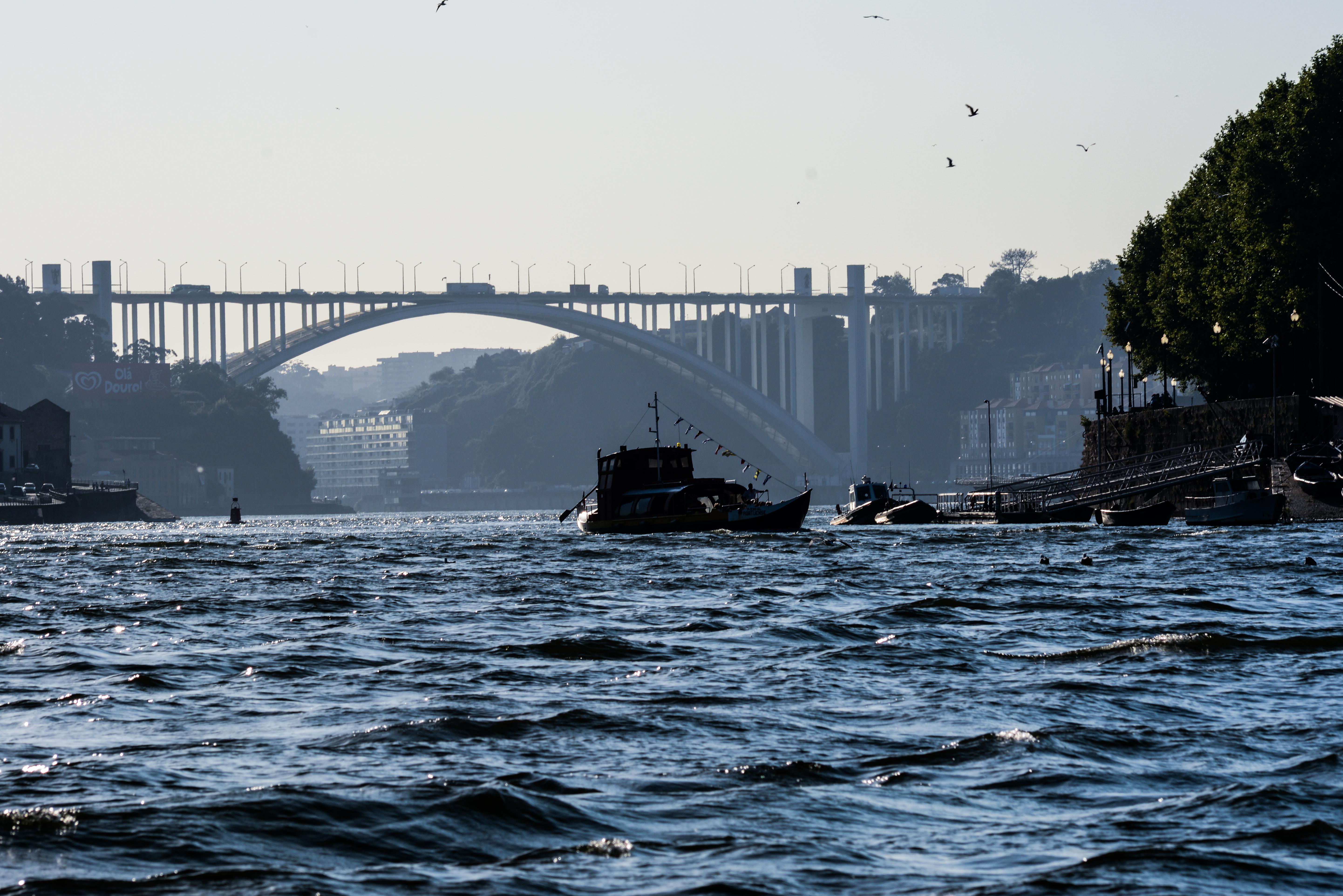 Recorriendo la orilla del Río Duero en Oporto