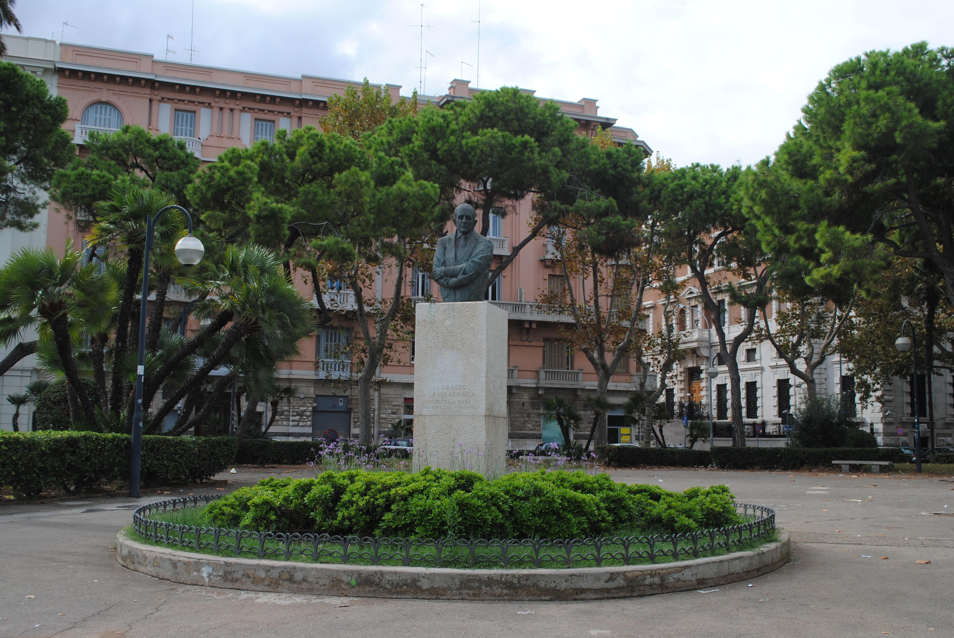 Piazza Armando Diaz, por Amelia Tomasicchio