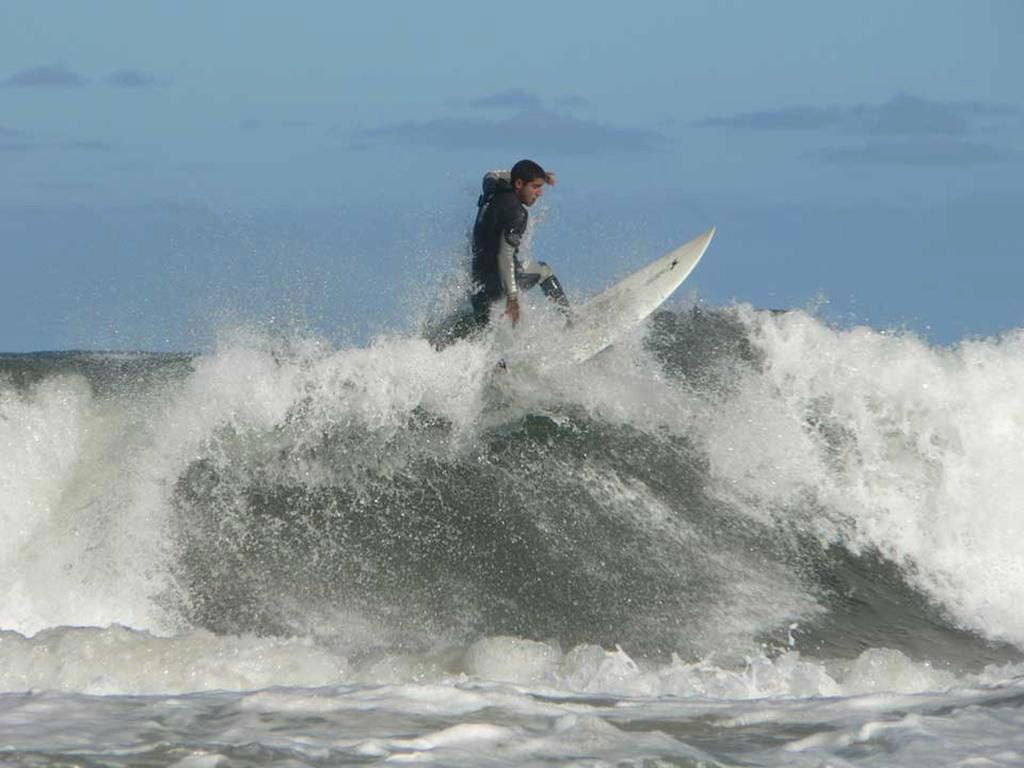 Surf en la Brava, por MELITHA  BLASCO