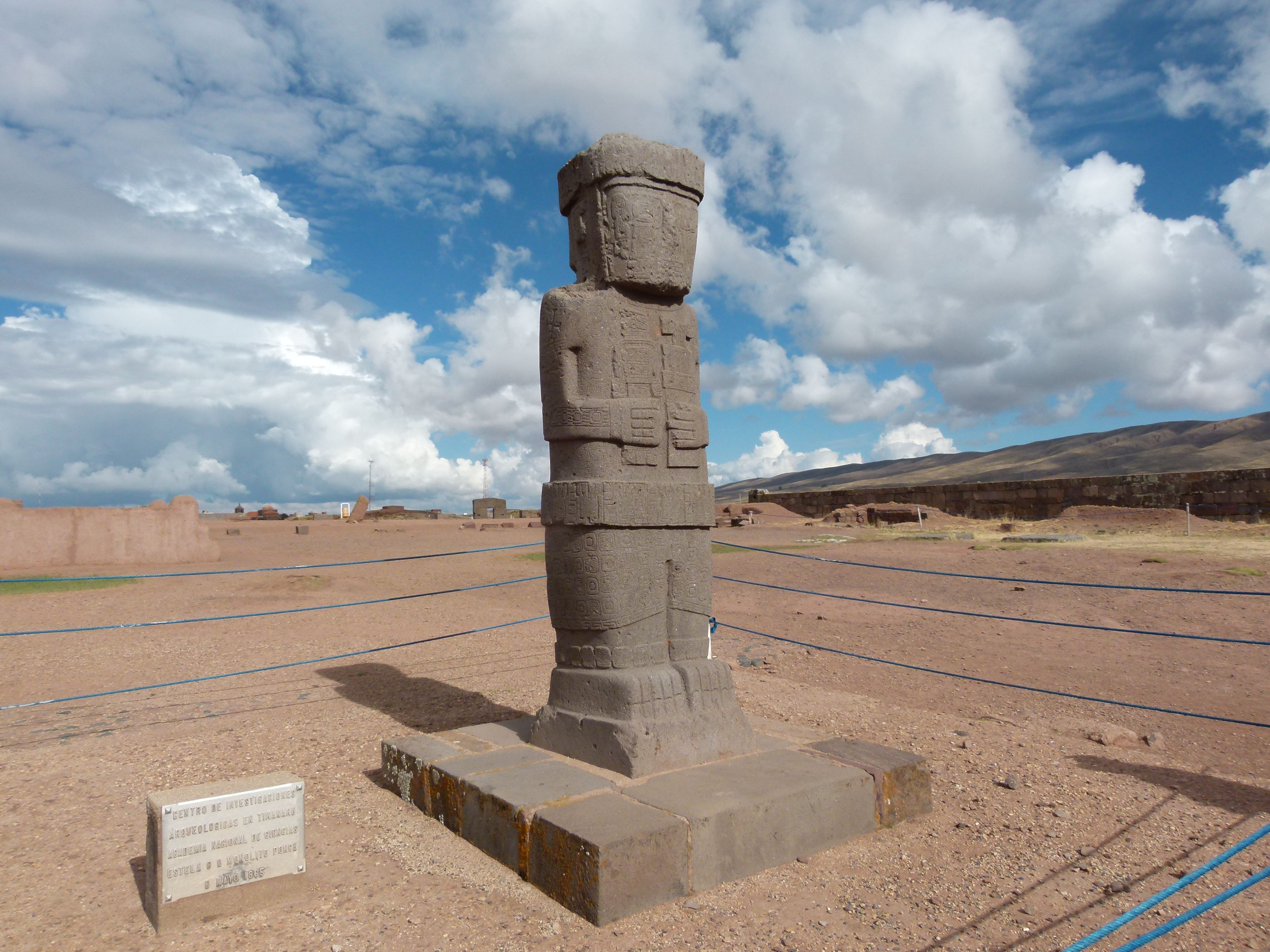 Area Arqueologica Tiwanaku, por E.Sonia Requejo Salces