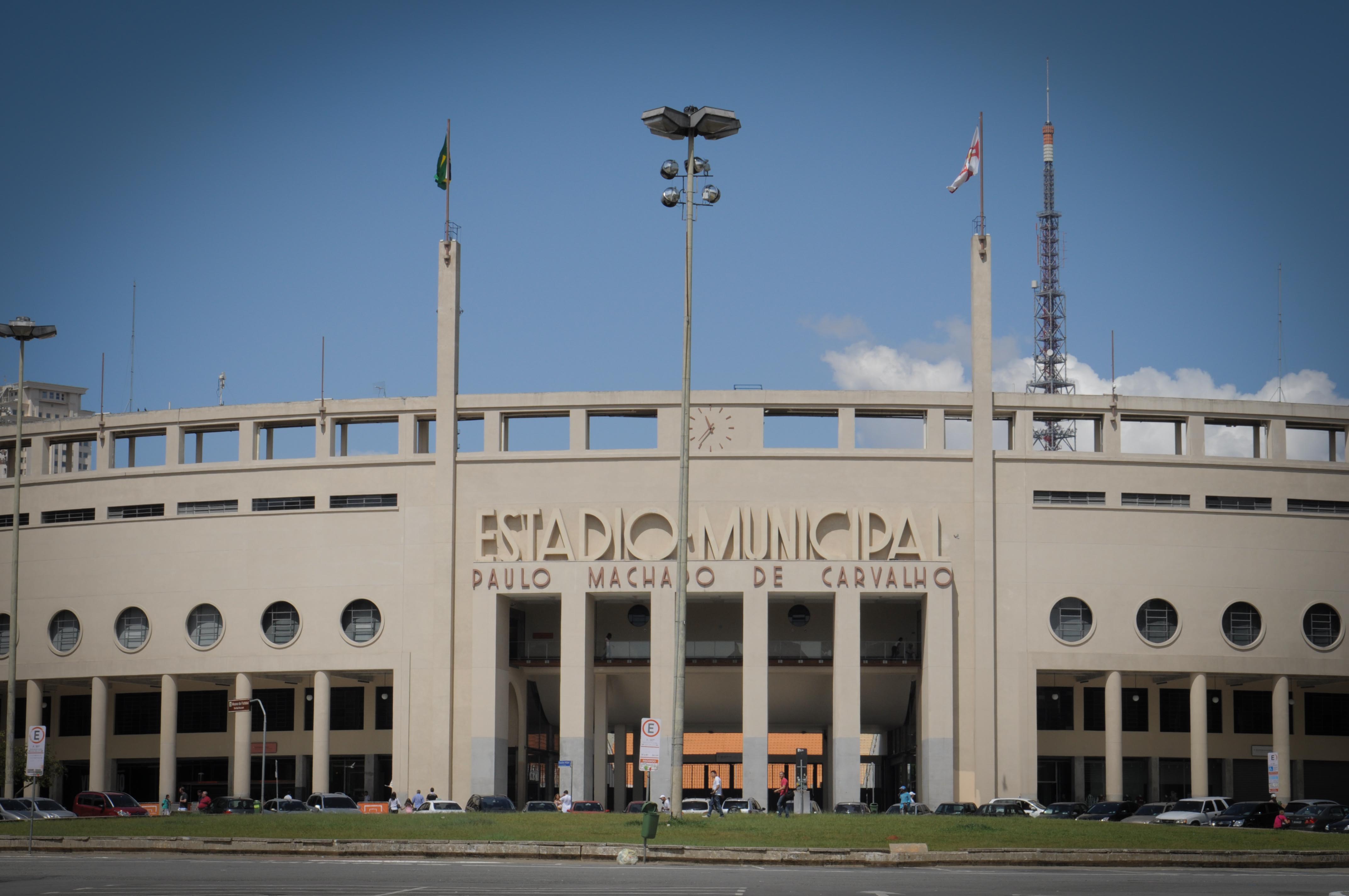 Estádio Municipal em festa com futebol americano