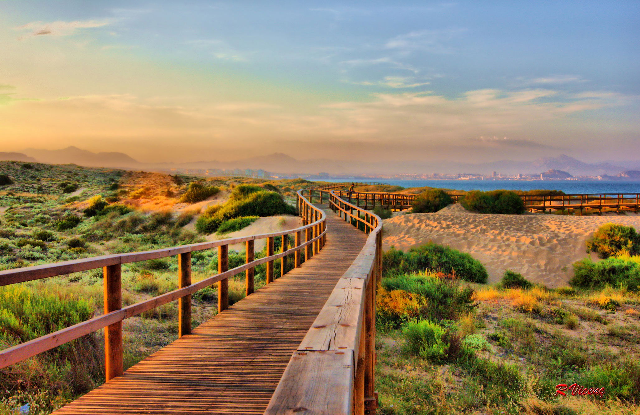 Playas de Elche donde el sol y el mar se encuentran en armonía