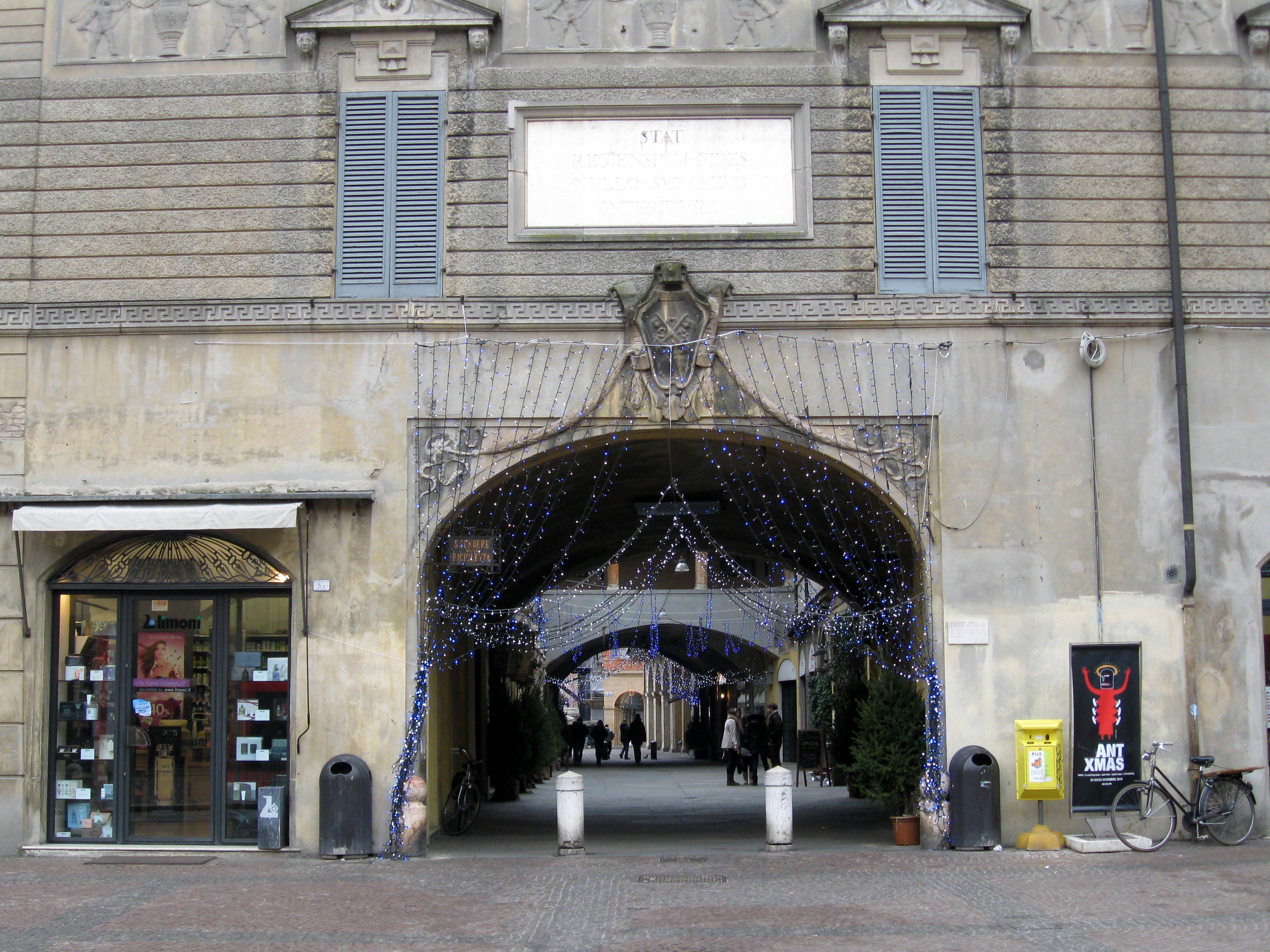 Piazza Camillo Prampolini, por Allan Robert P. J.