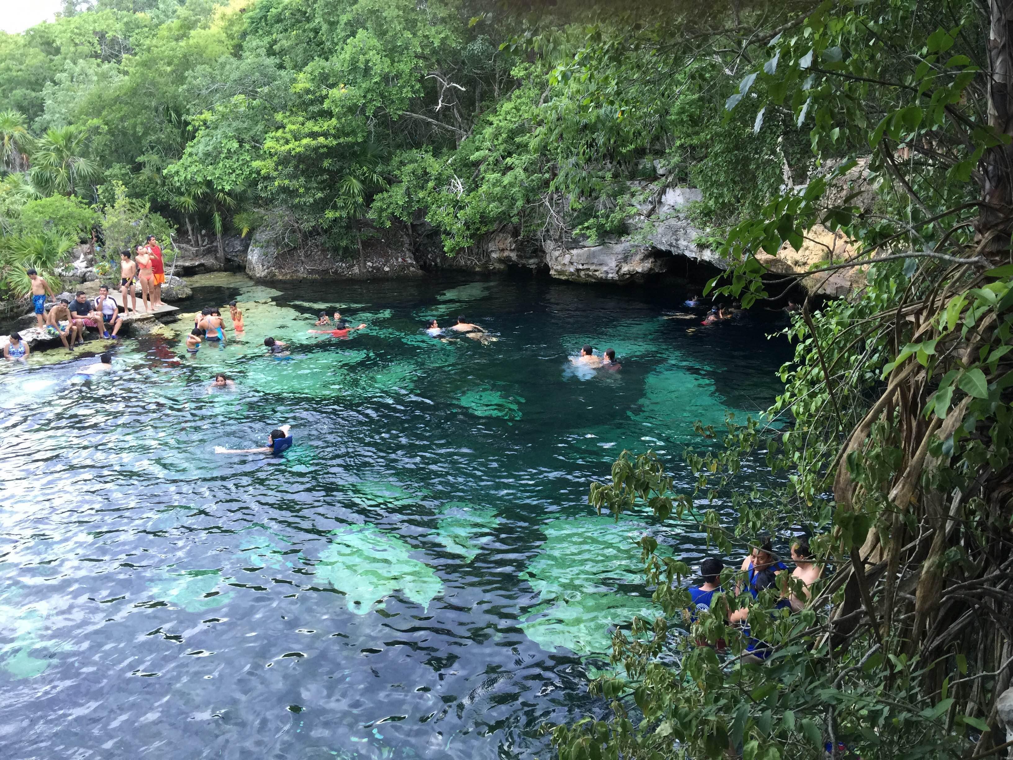 Cenote Azul, por Antonio José Ariza Franco