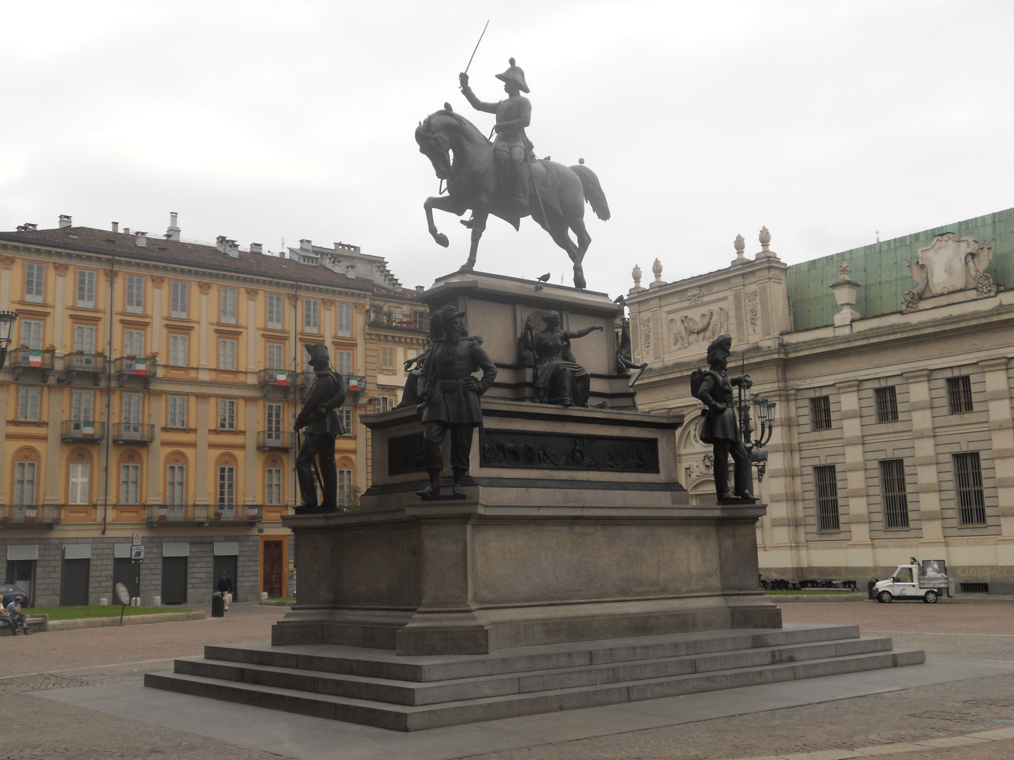 Estatua ecuestre de Carlo Alberto, por Azzonzo