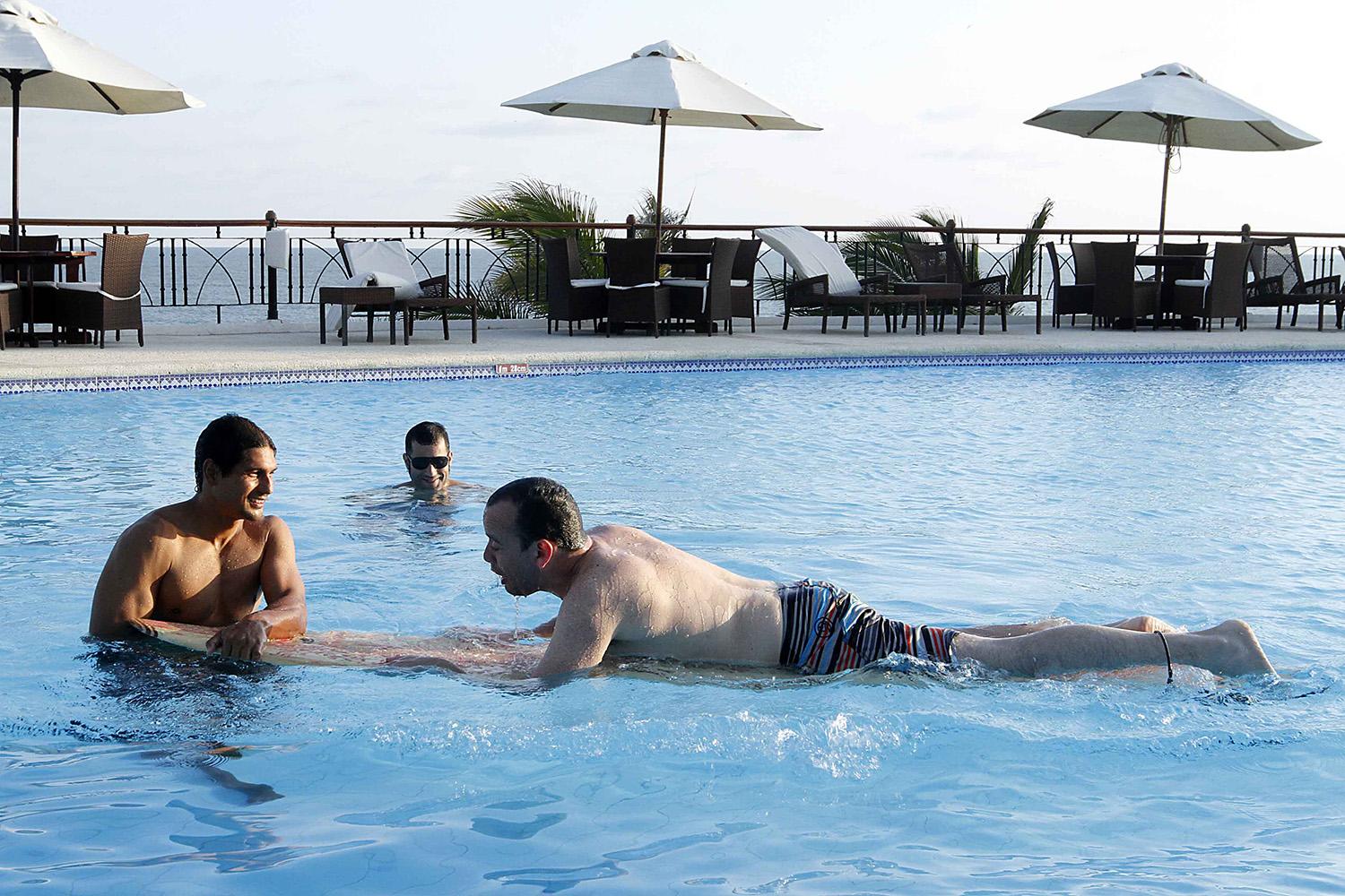 Clases de Surf en Ocean Beach Club, por Tribi Lin