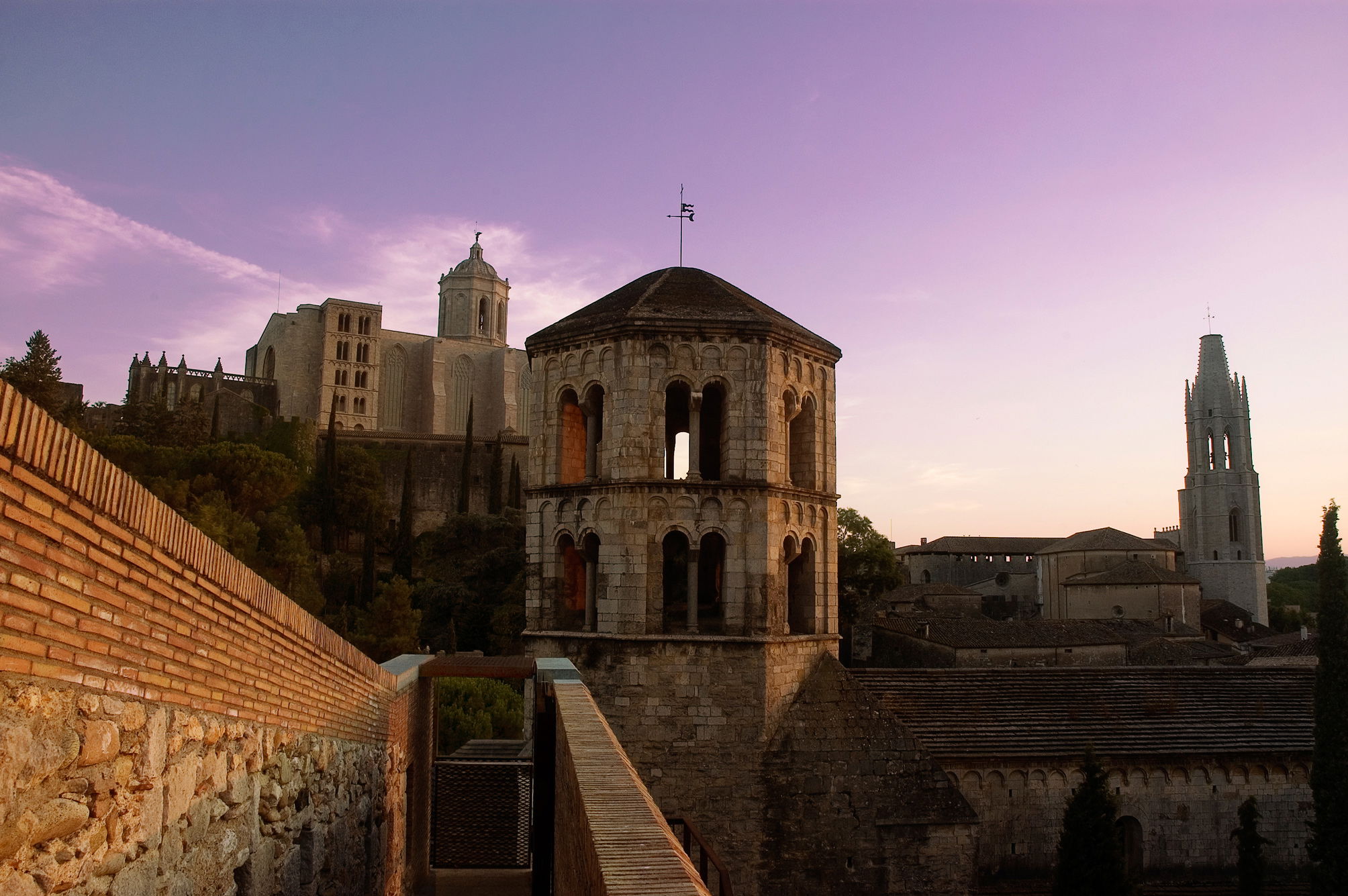 Paseo De La Muralla En Girona: 12 Opiniones Y 50 Fotos