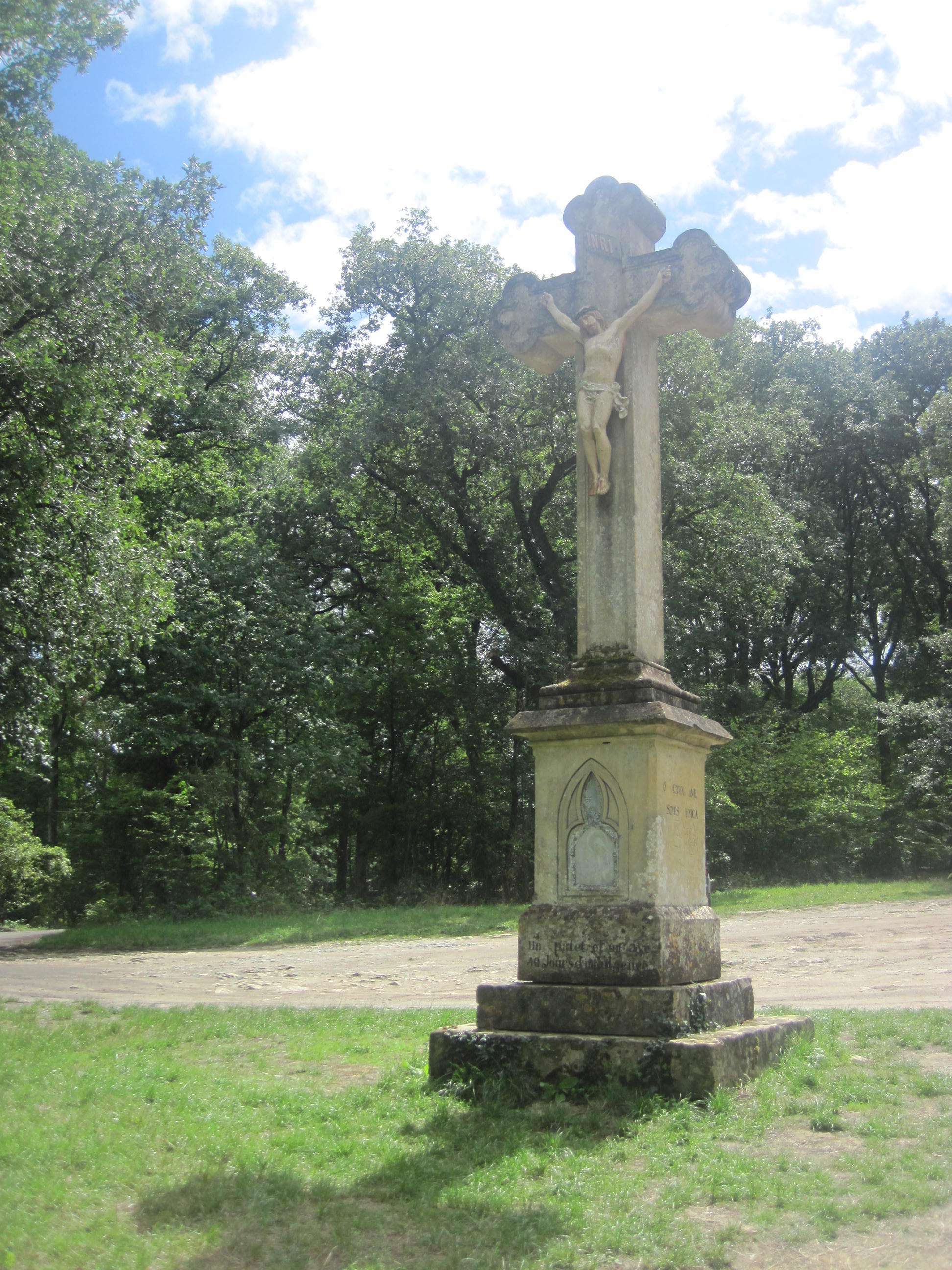 Fuente y otras estatuas, por Leo