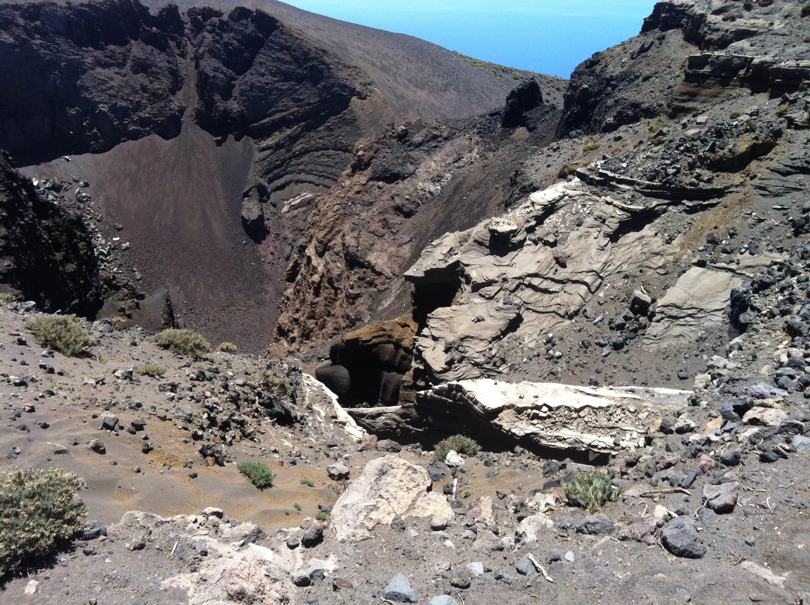 Senderismo en El Paso explorando rutas volcánicas fascinantes