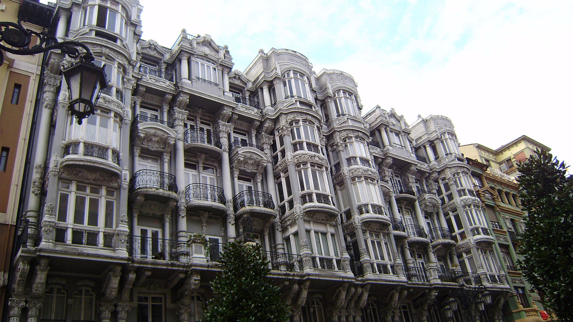 Casas centenarias en la calle Uría, por Saudade