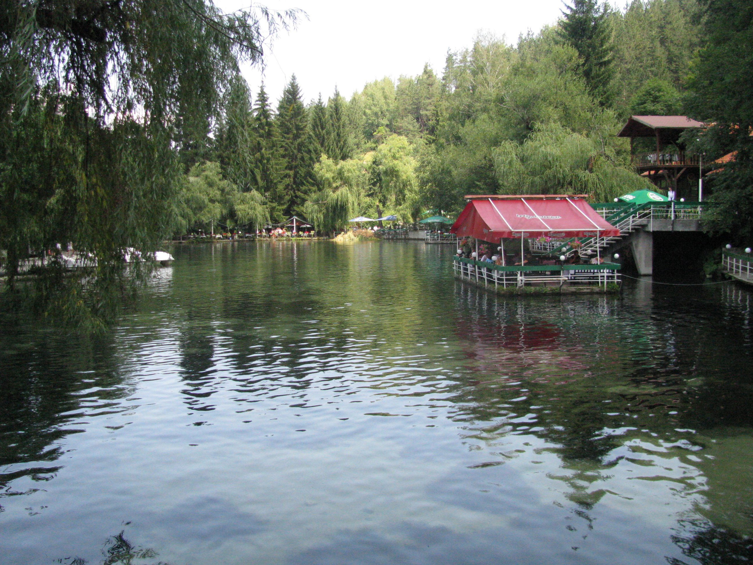 Lago Kleptuza, por Lonifasiko