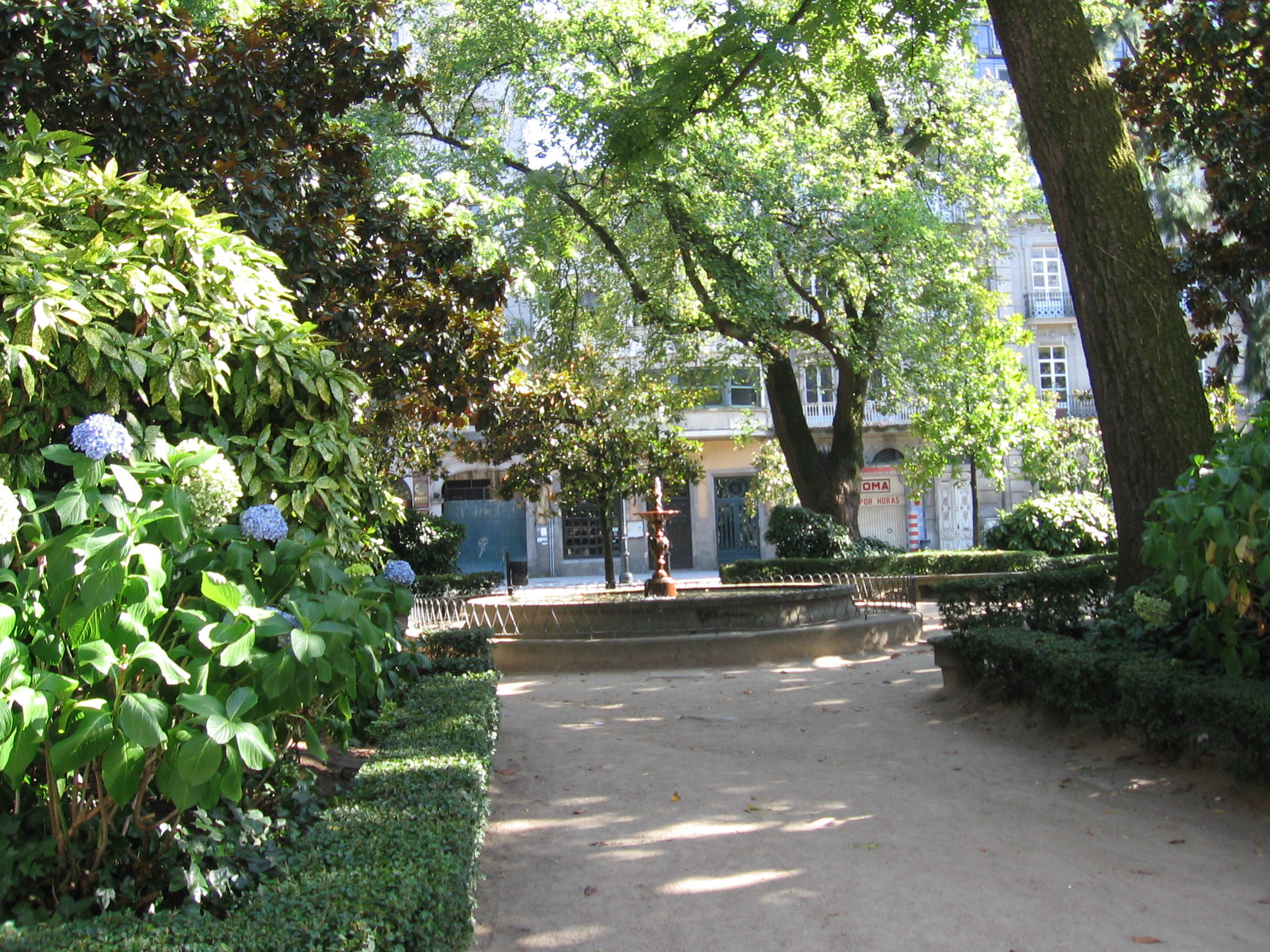 Jardines Plaza Compostela, por MONICA CERQUEIRA