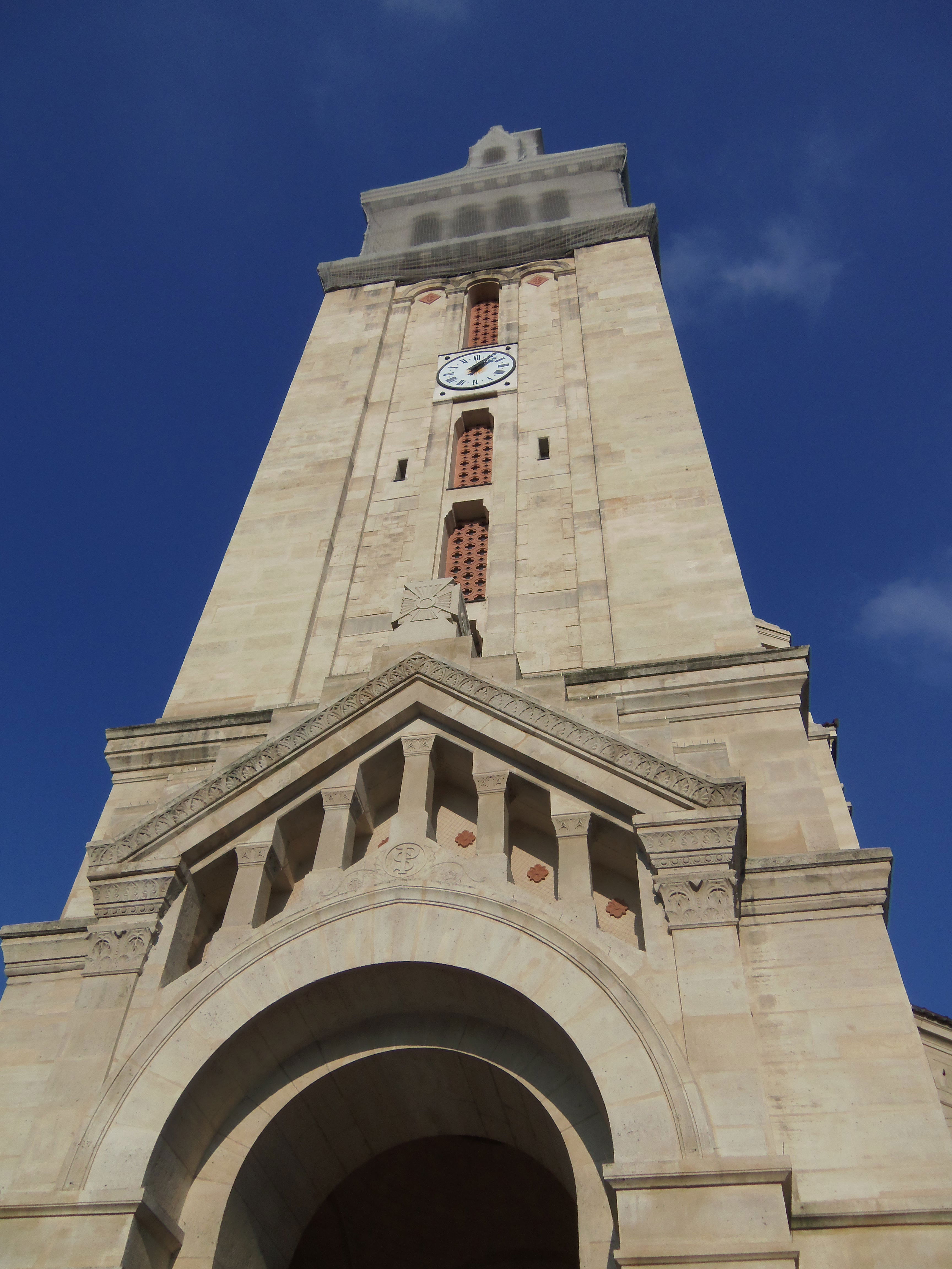 Iglesia San Pedro de Montrouge, por Marie & Matt
