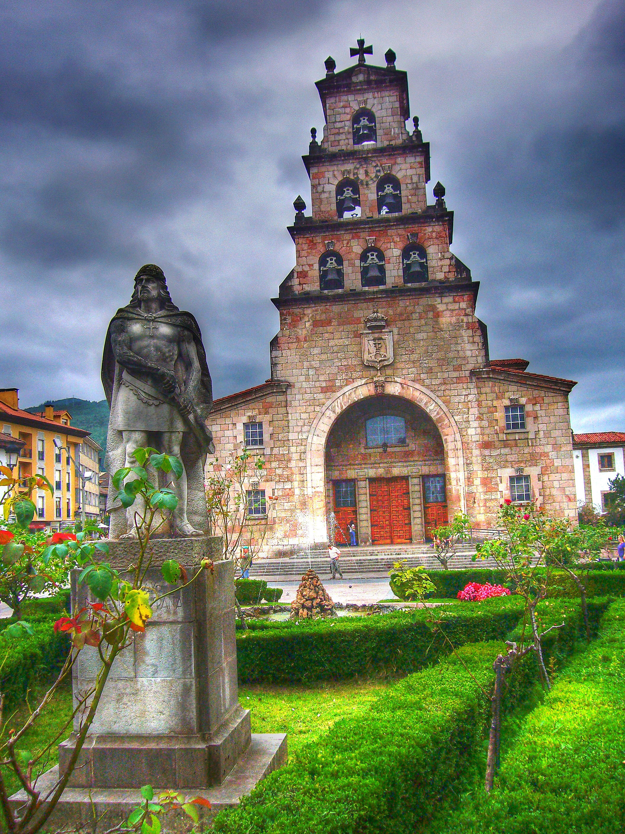 Iglesia de la Asunción de Cangas de Onís, por Rodrigo Nieto
