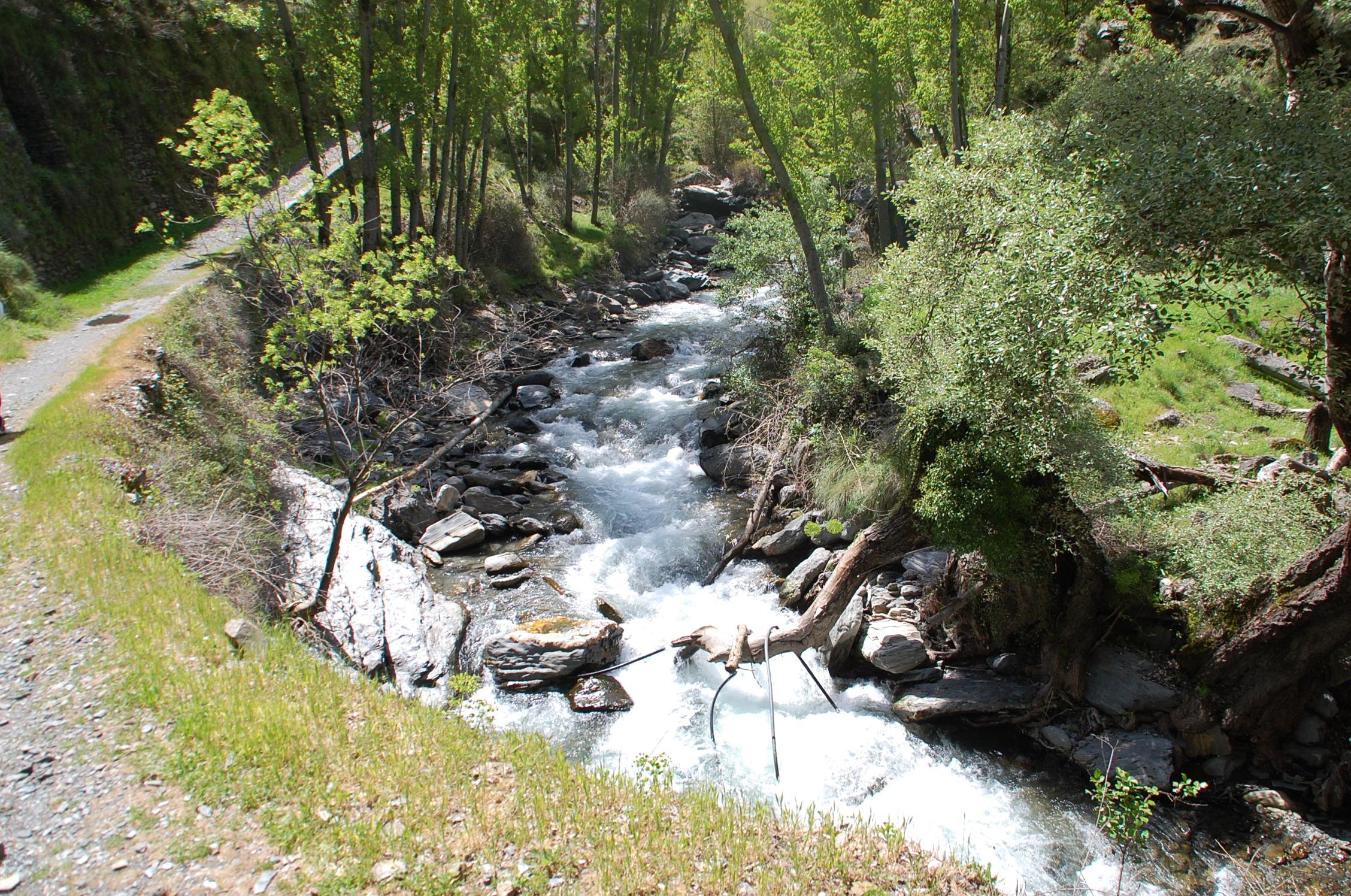 Confluencia Ríos Genil y Maitena, por Fuente la Teja hotel rural, Guejar Sierra, Granada