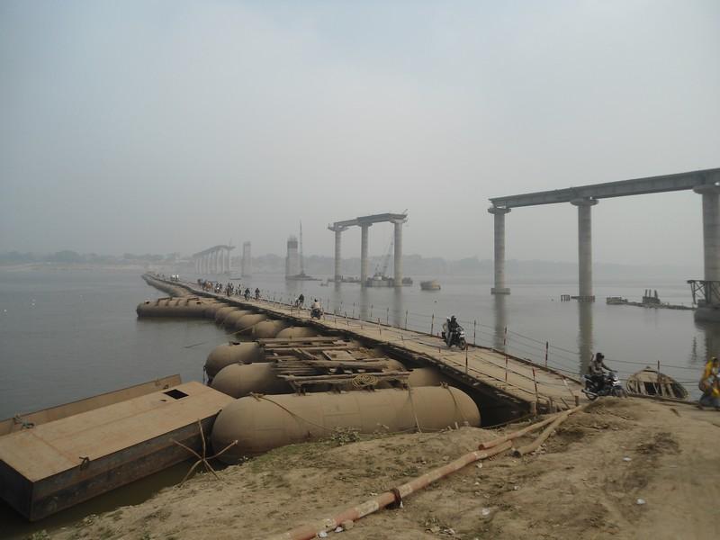 Puente flotante en el río Ganges en Varanasi, por Marie & Matt