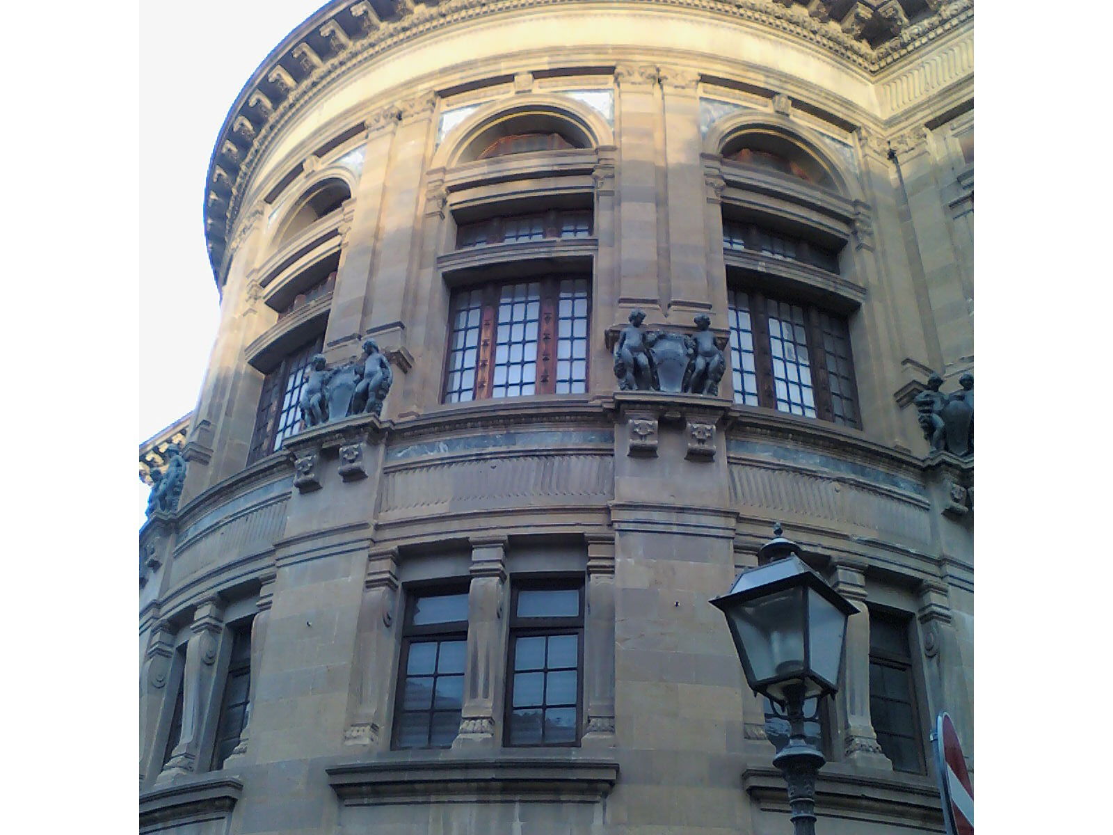 Biblioteca Nacional Central, por Azzonzo