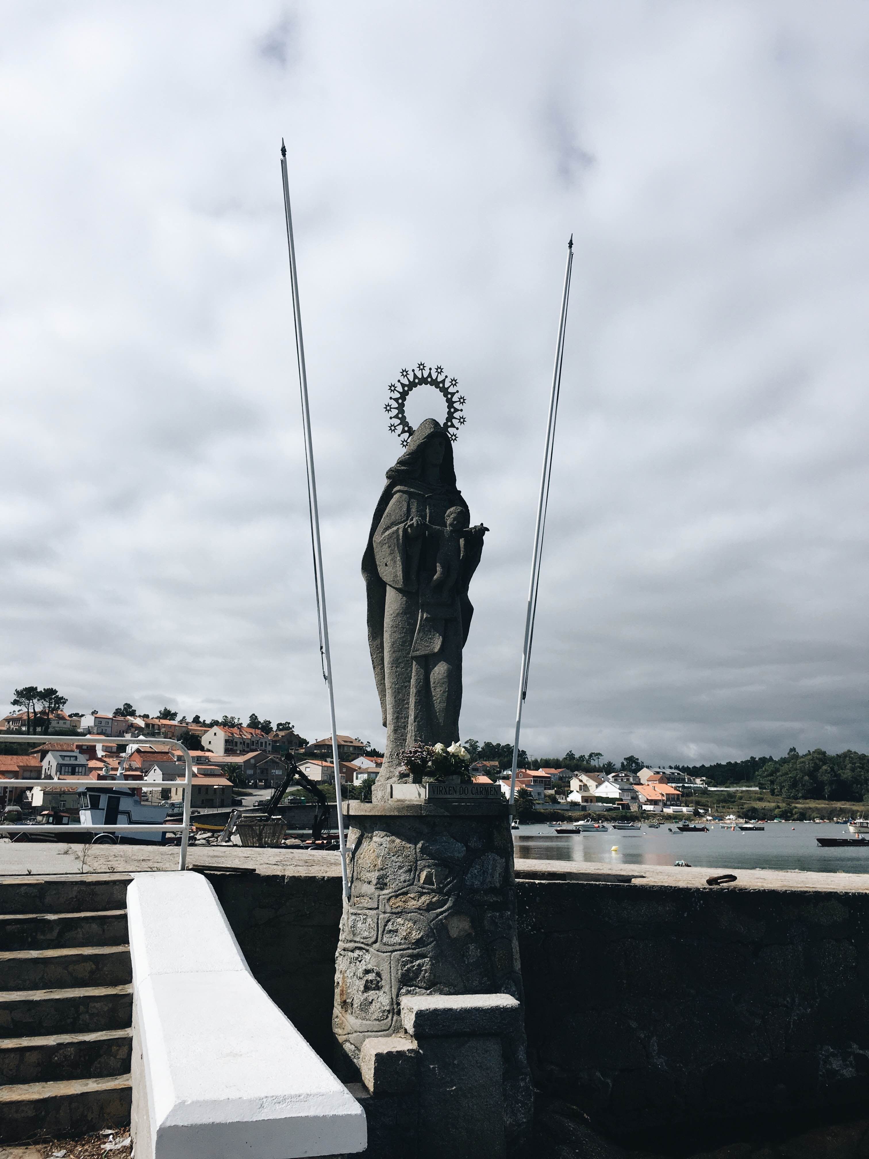 Estatua da Virxe do Carmen, por Yamil Doval Dios