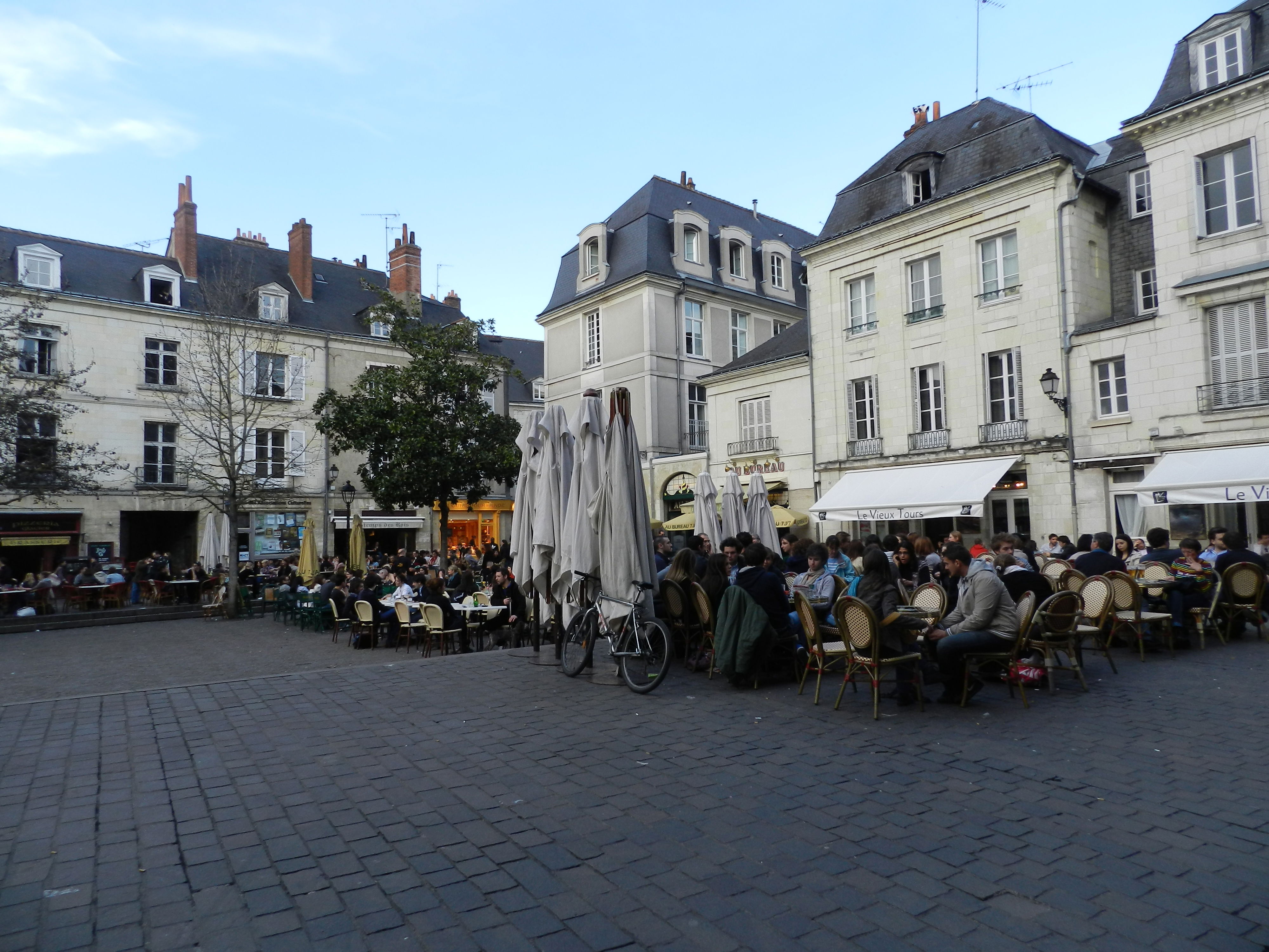 Descubre las plazas de Tours que encantan a locales y visitantes