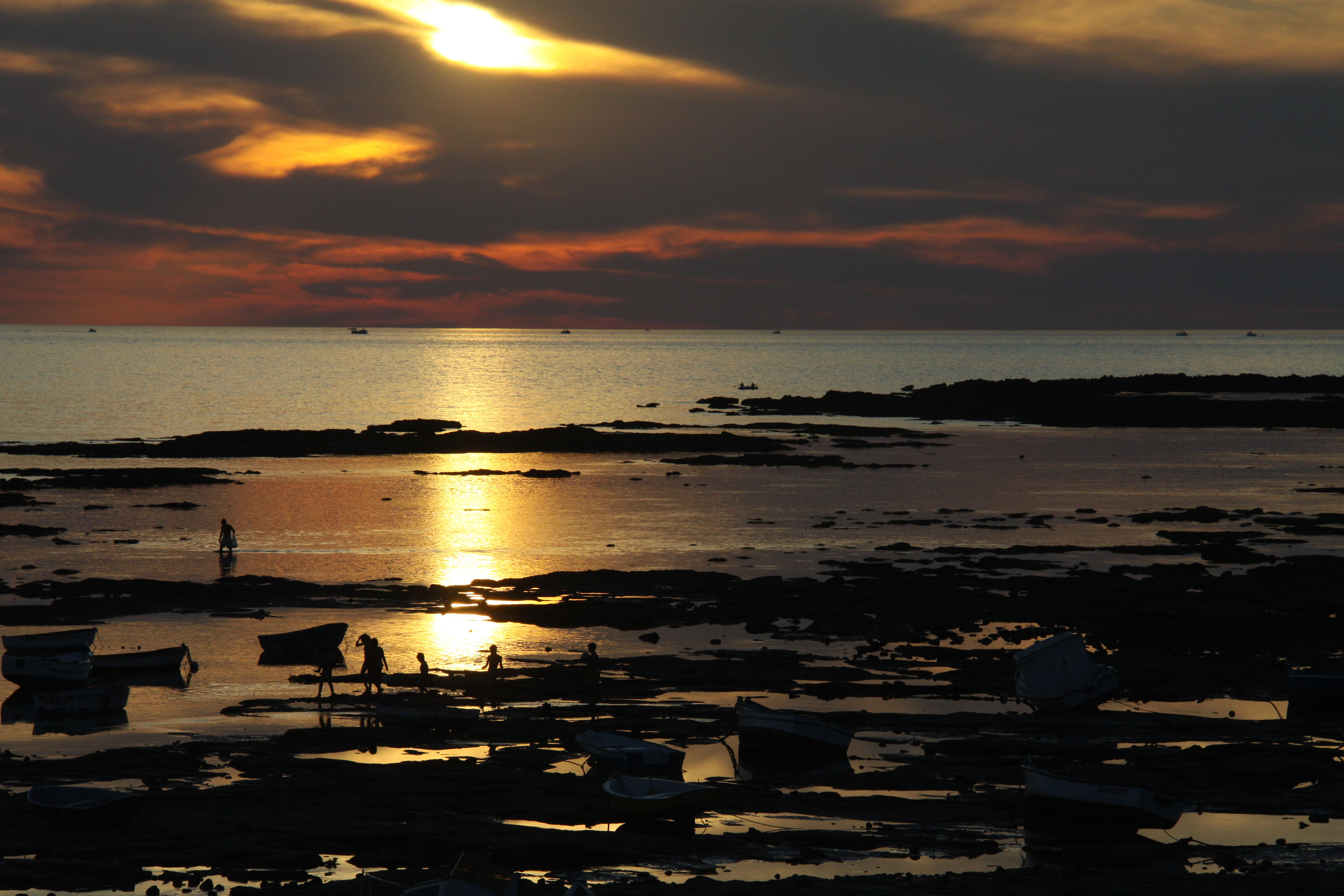 Atardecer en La Caleta, por Roberto Cibantos Martínez