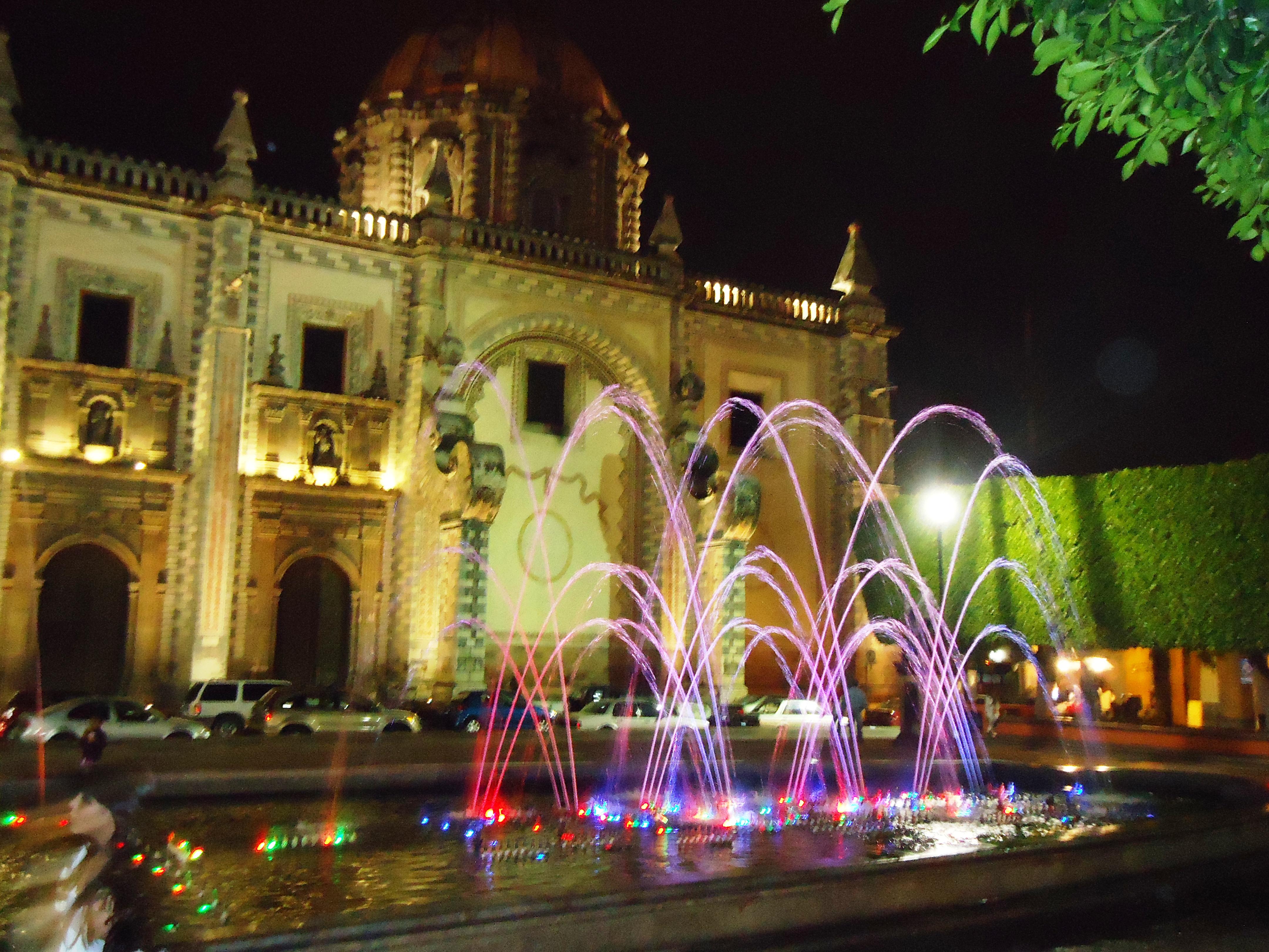 Plaza de Armas en Santiago de Quetaro : 20 opiniones y 60 fotos