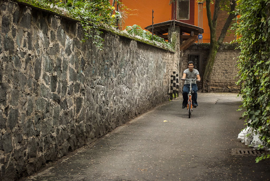 Callejón del Aguacate, por Nirmal Ramo