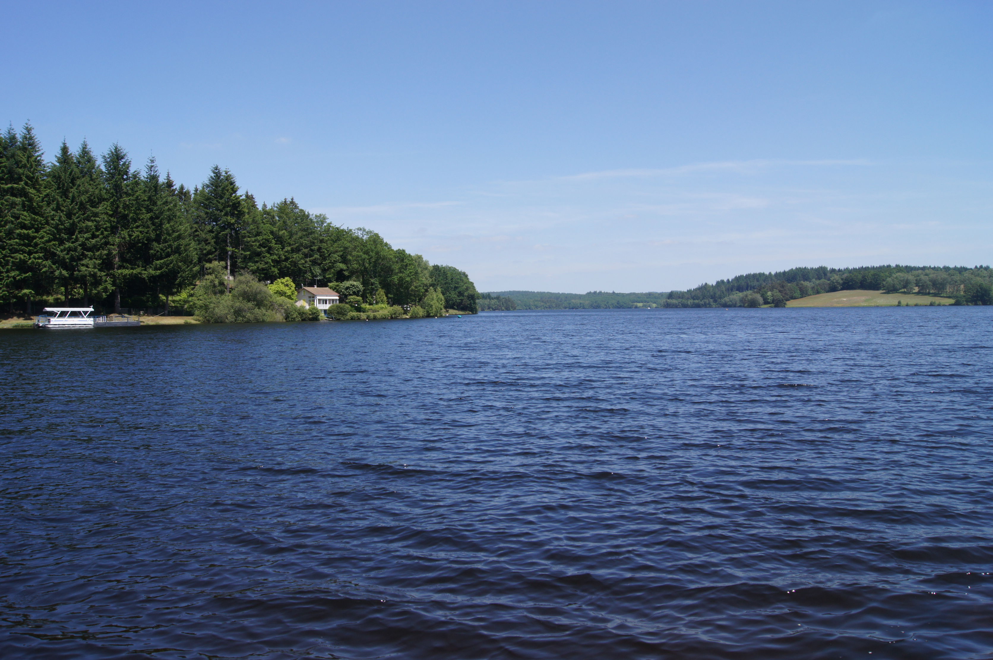 Lago de Vassivière, por Philippe Trzebiatowski