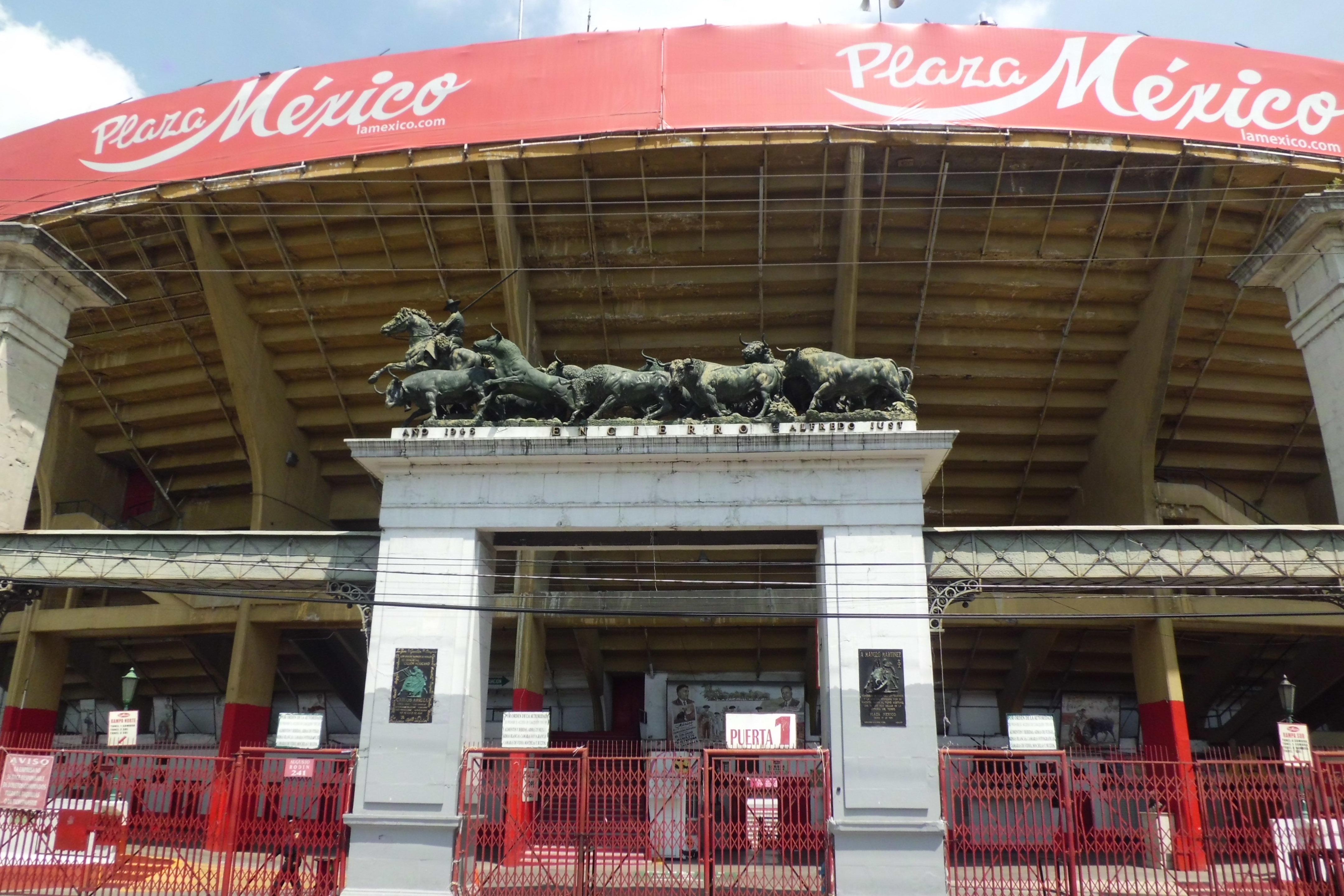 Estatuas de la Monumental Plaza de Toros México, por Pita Hernandez