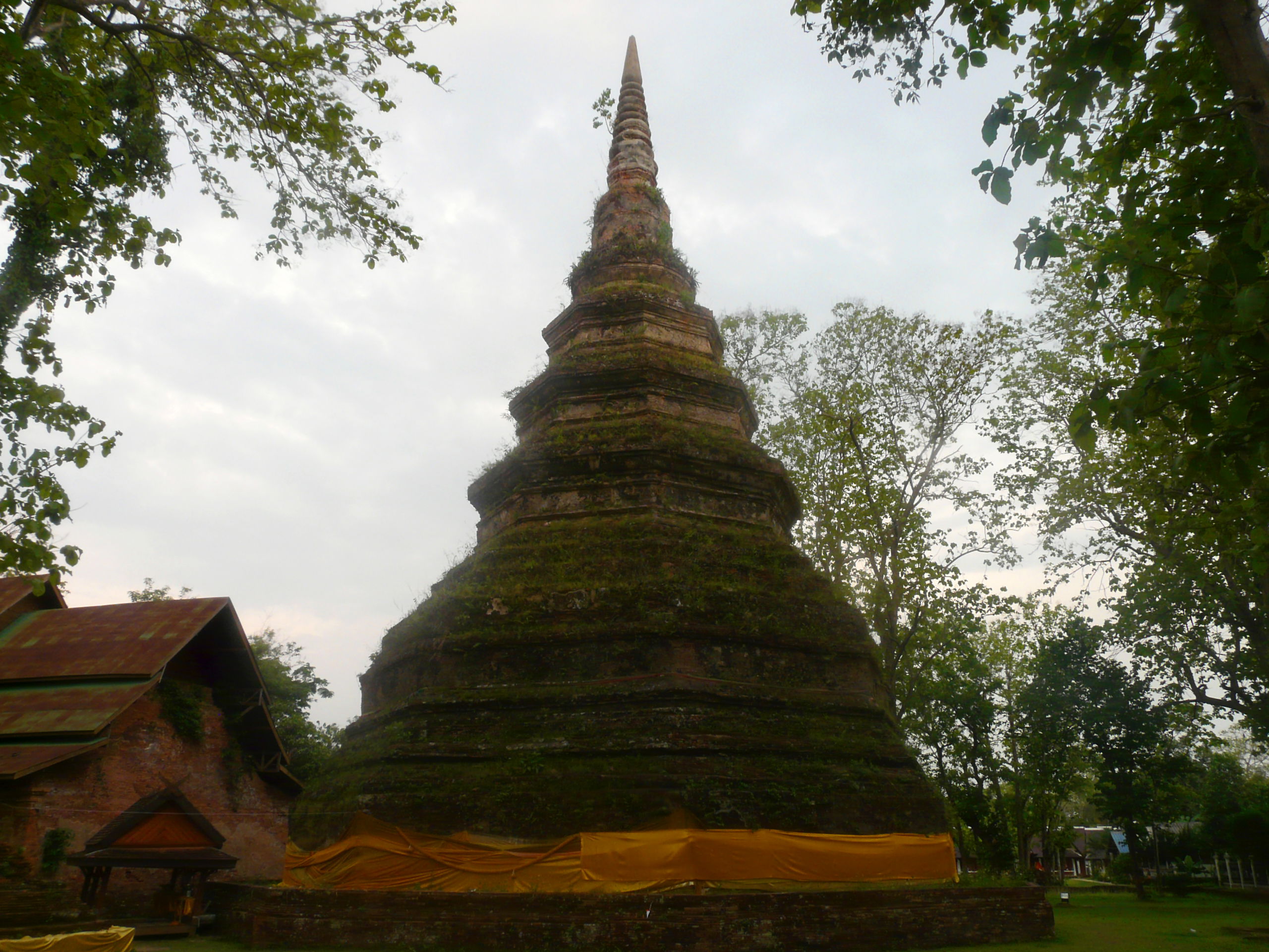 Wat Chedi Luang, por Yola