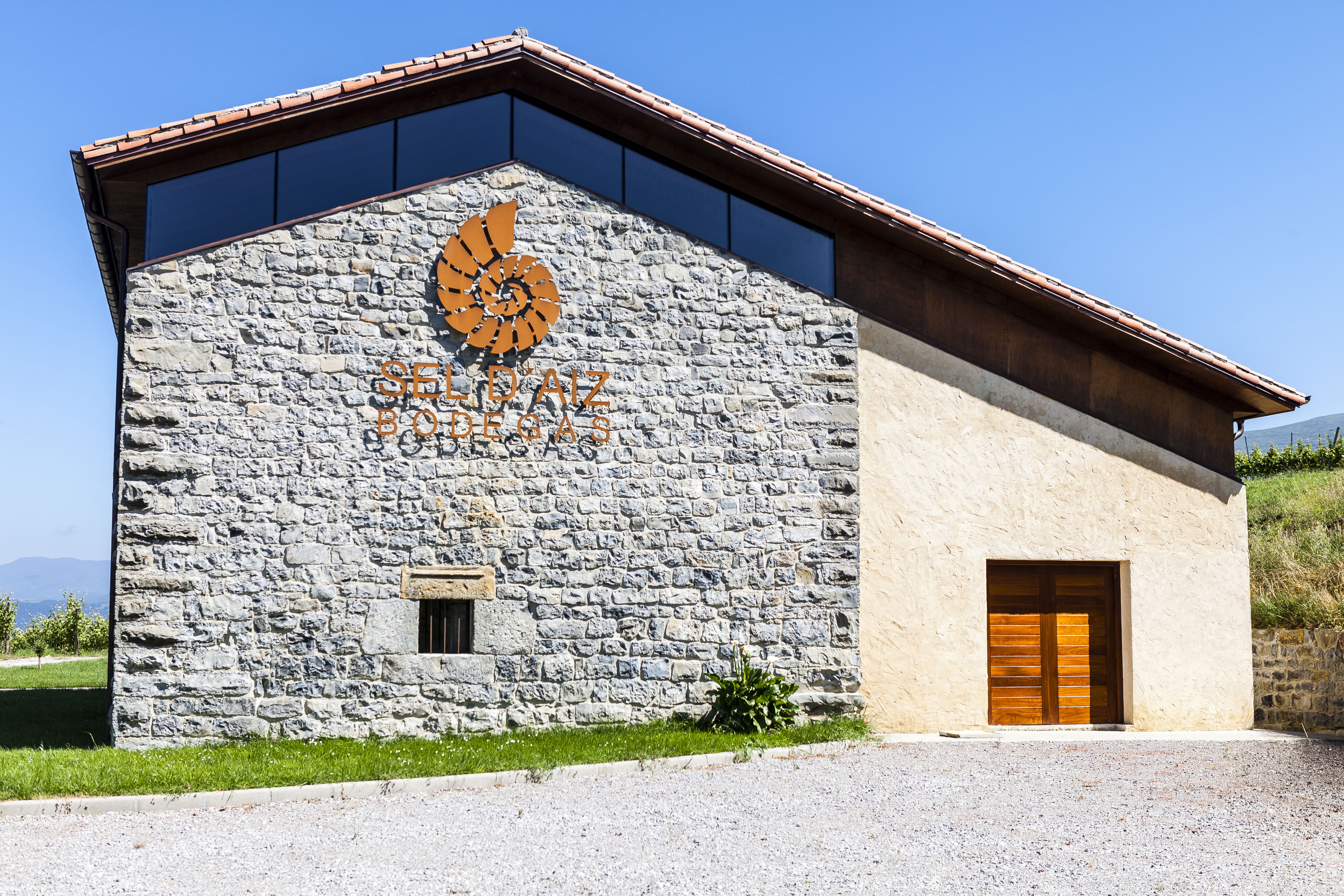 Bodegas en Cantabria: un viaje por los sabores del norte de España