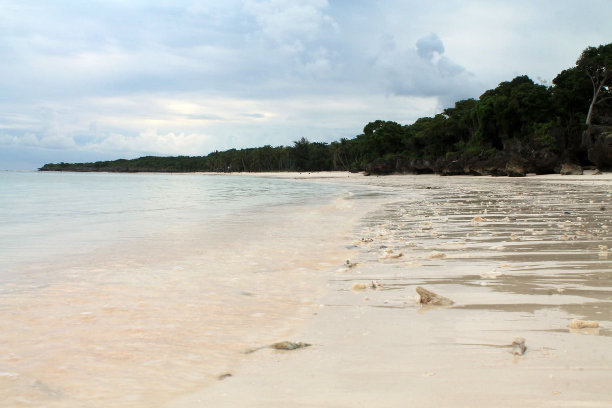 Playa de Pantai Bira, por Julia y Miguel