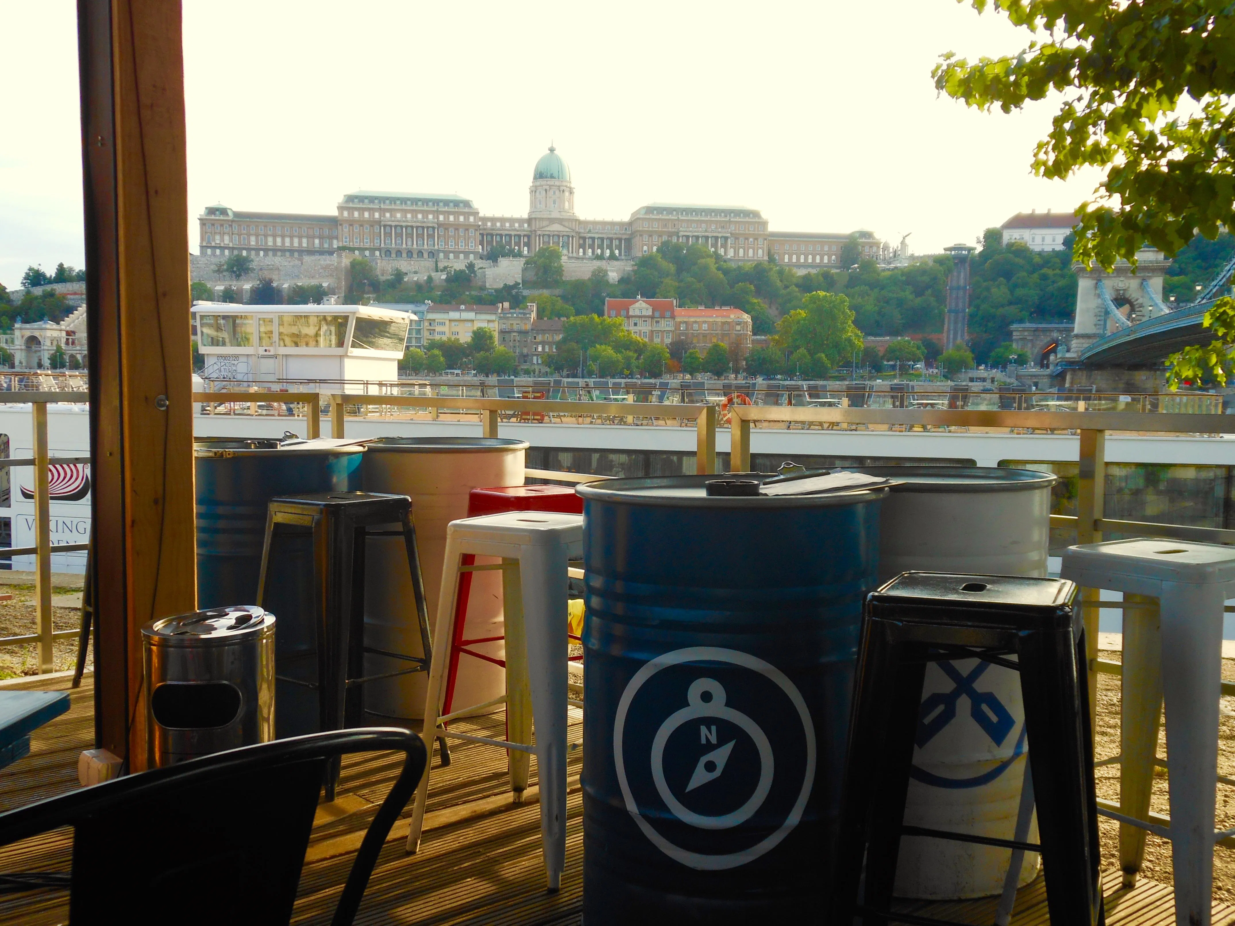 Bares de copas en Budapest: descubre la vida nocturna vibrante de la ciudad