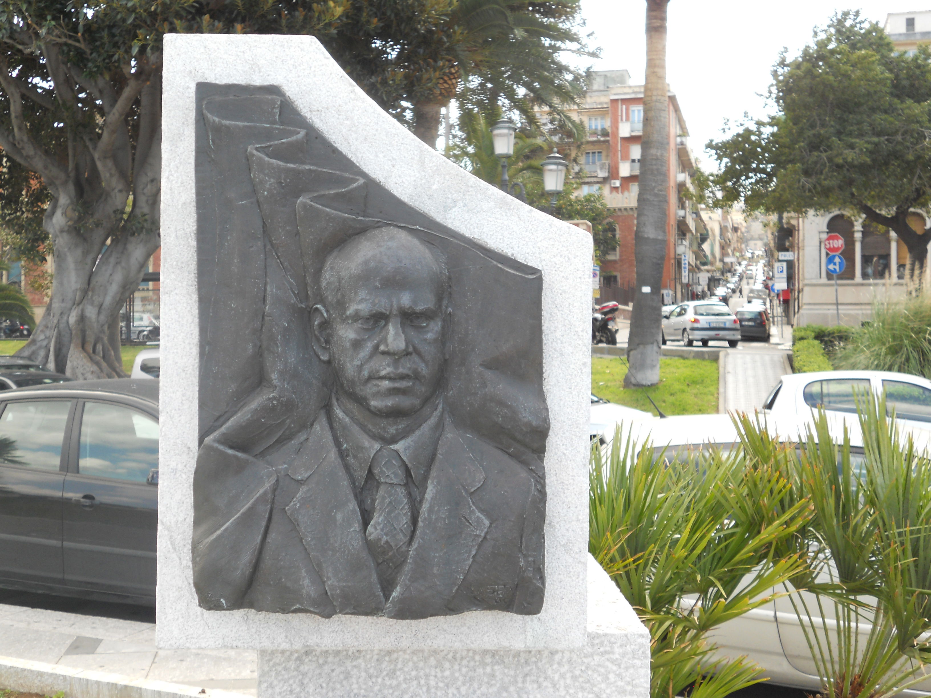 Monumento a Ciccio Franco, por Azzonzo