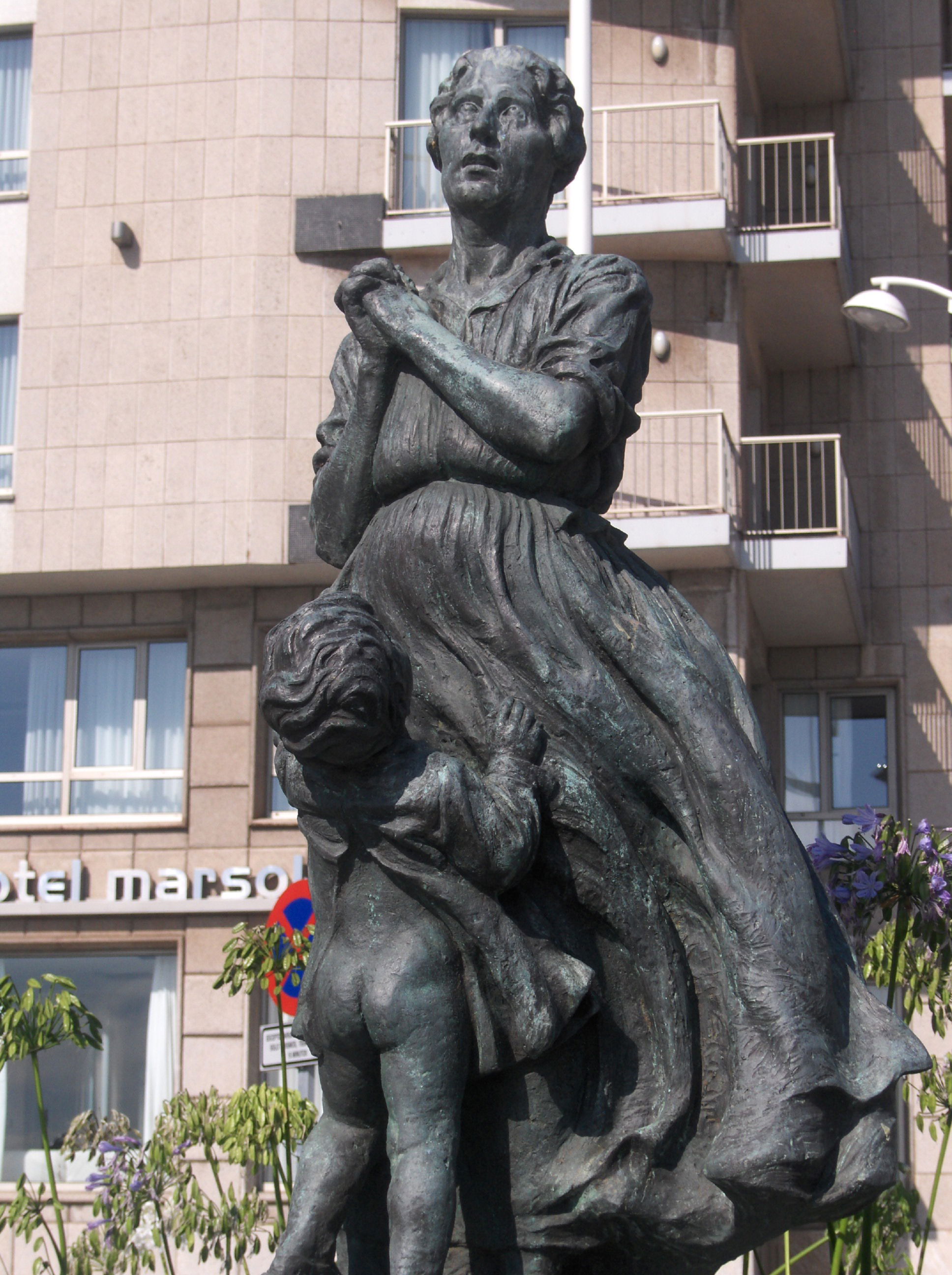 Escultura a " La Marinera ", por Yoli ChamBa