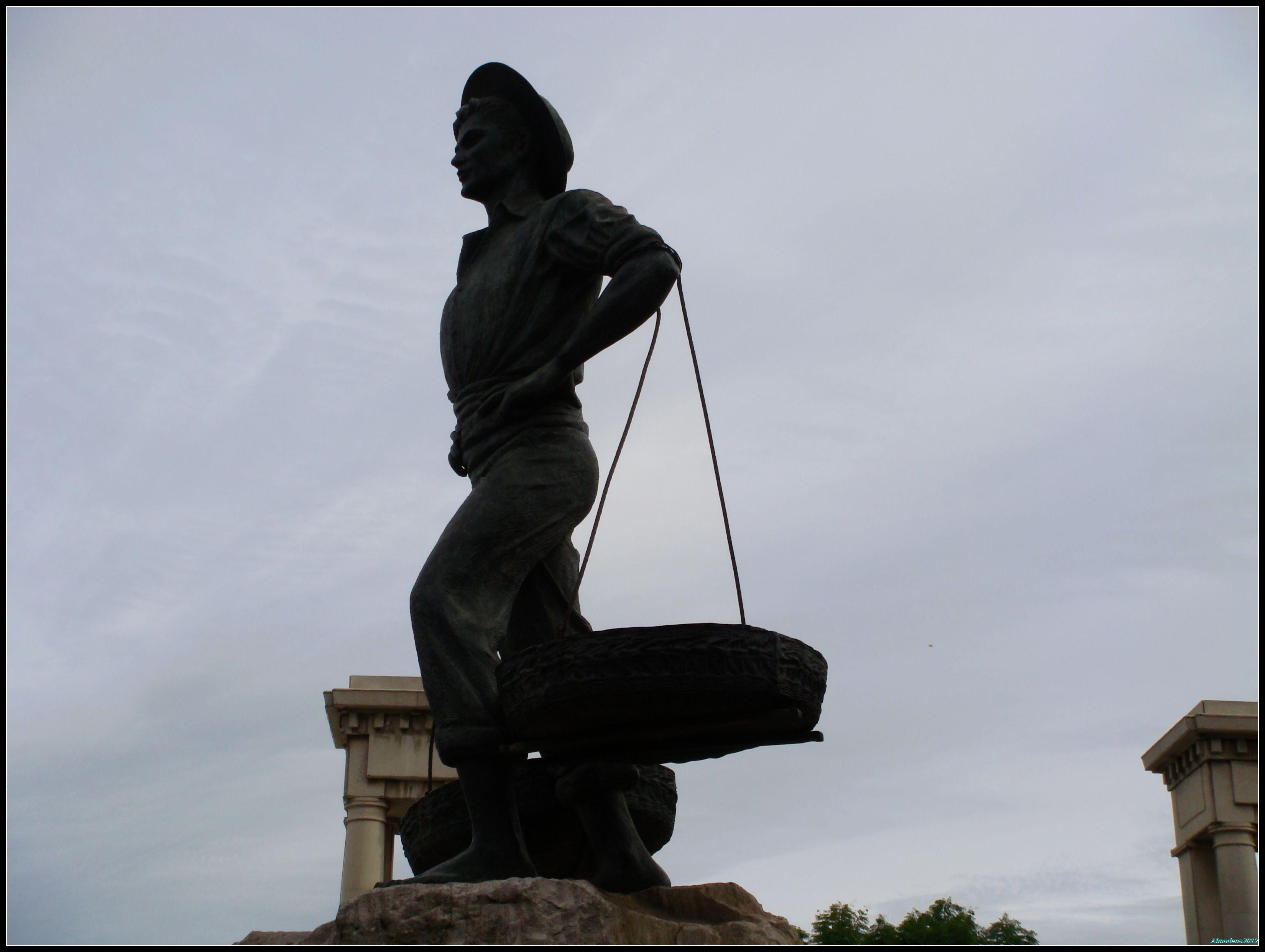 Escultura de El Cenachero, por Almudena