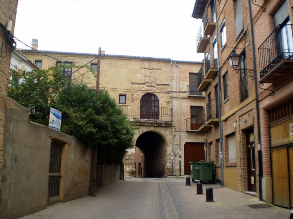 Arco del Postigo y Archivo Municipal, por Lala