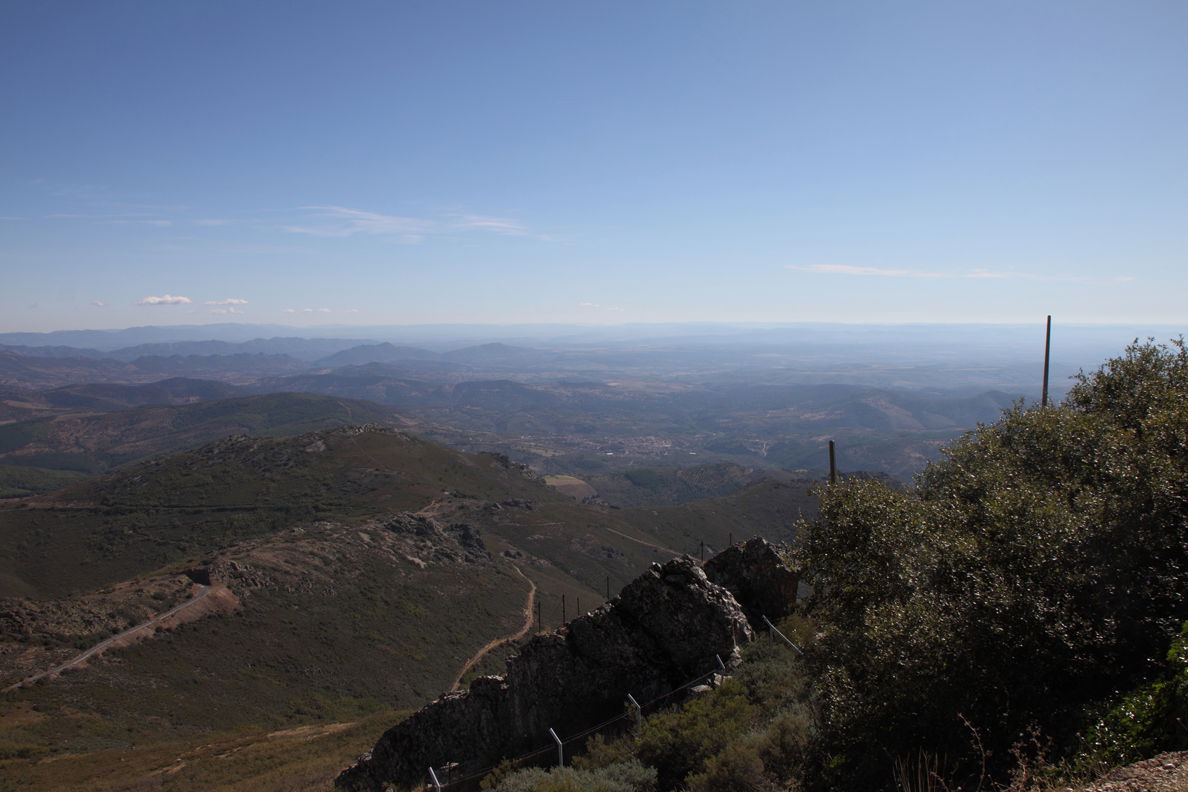 Pico de Las Villuercas y base militar, por Compartodromo