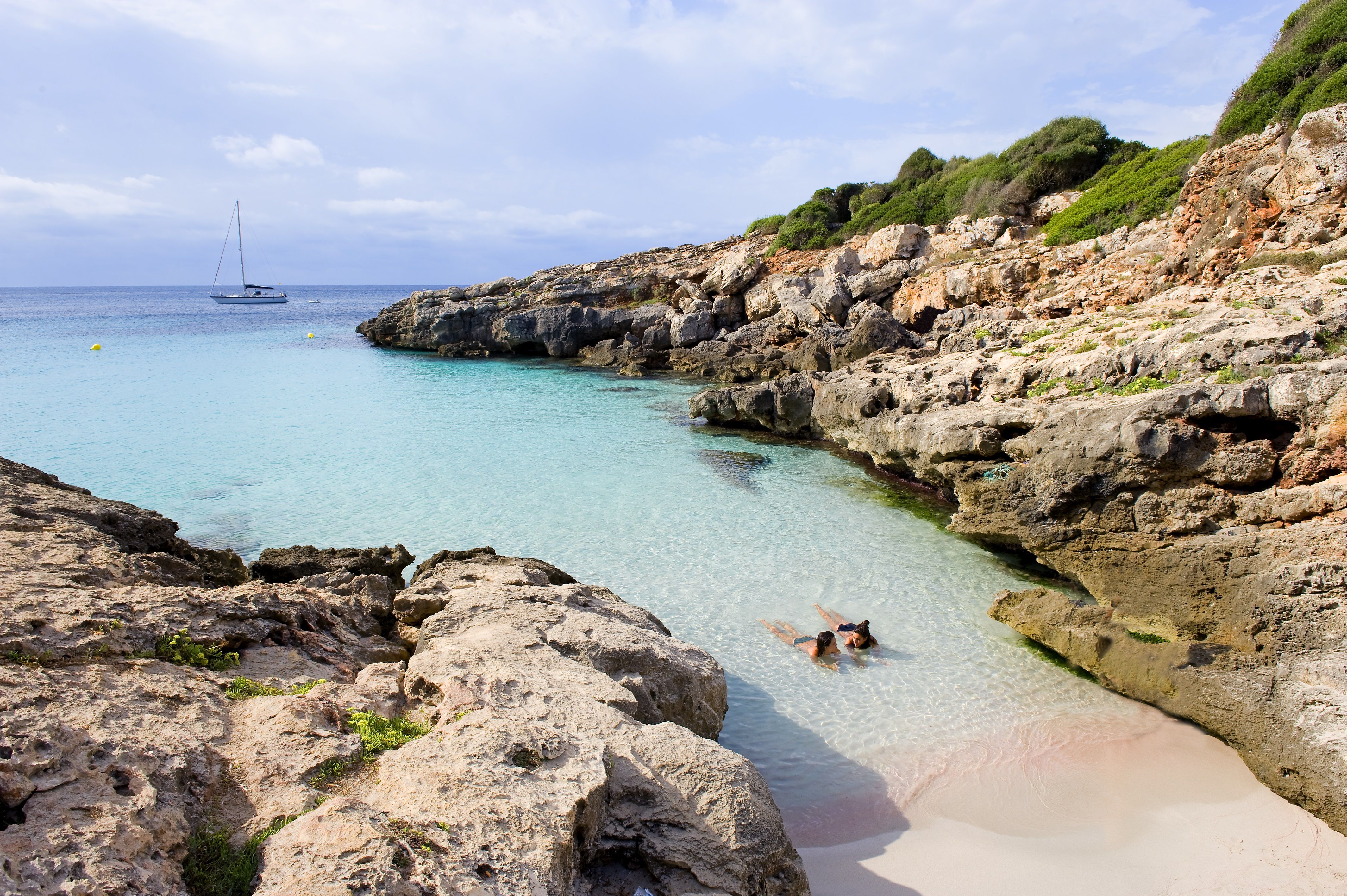 Calas en Sant Lluís que conquistan a los amantes del mar y la naturaleza