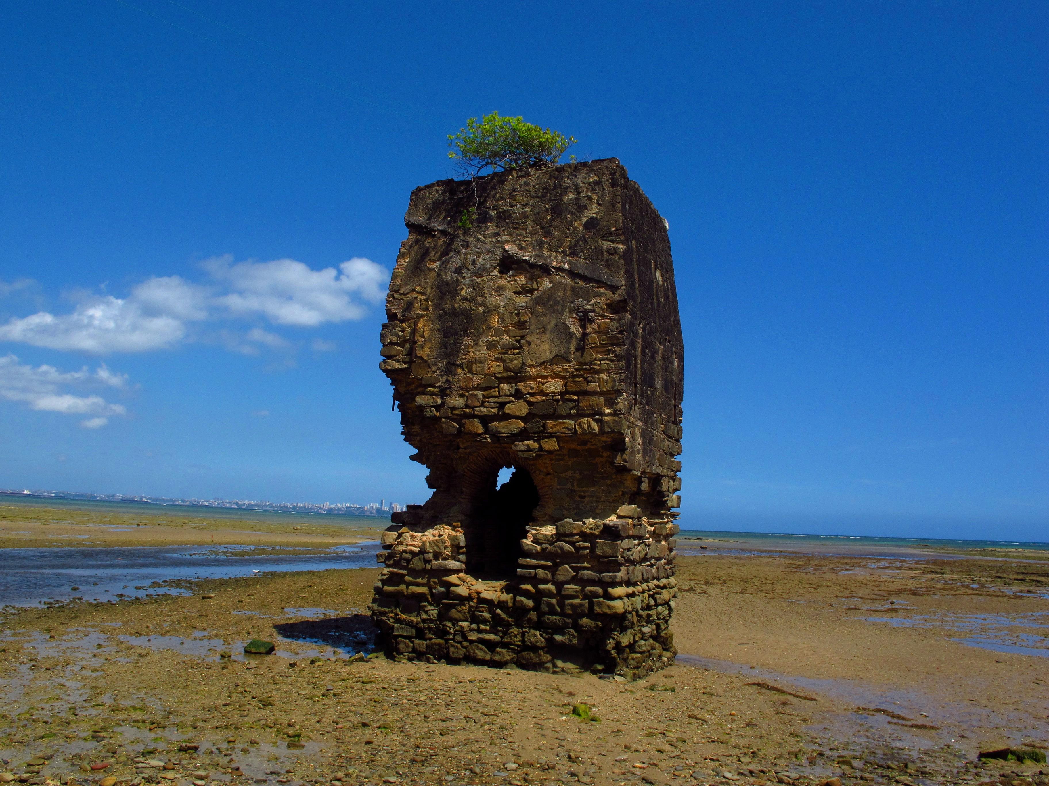 Ruinas do porto de Gamboa, por Cleide Isabel