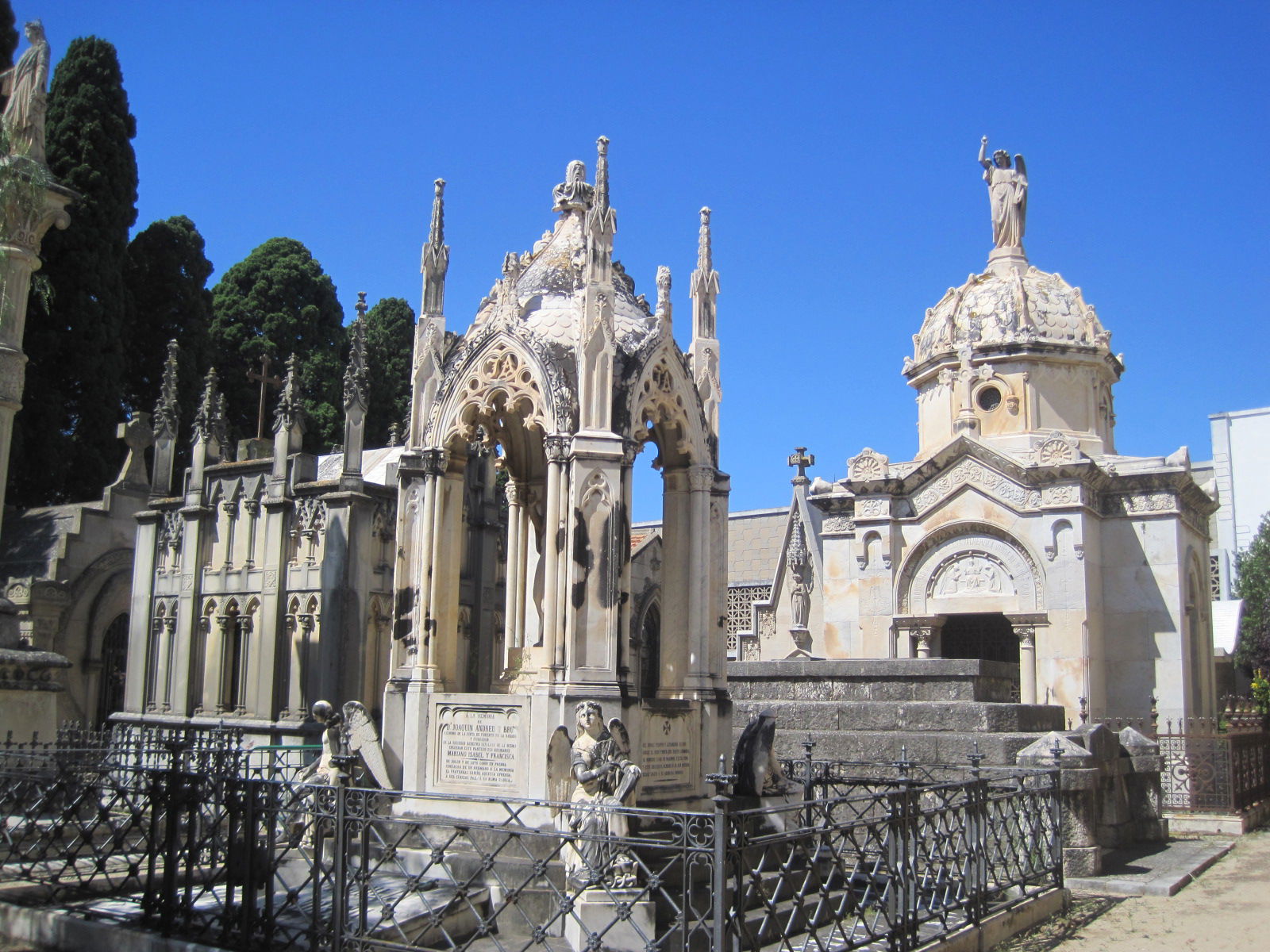 Cementerios en Barcelona: donde la historia y la serenidad se encuentran