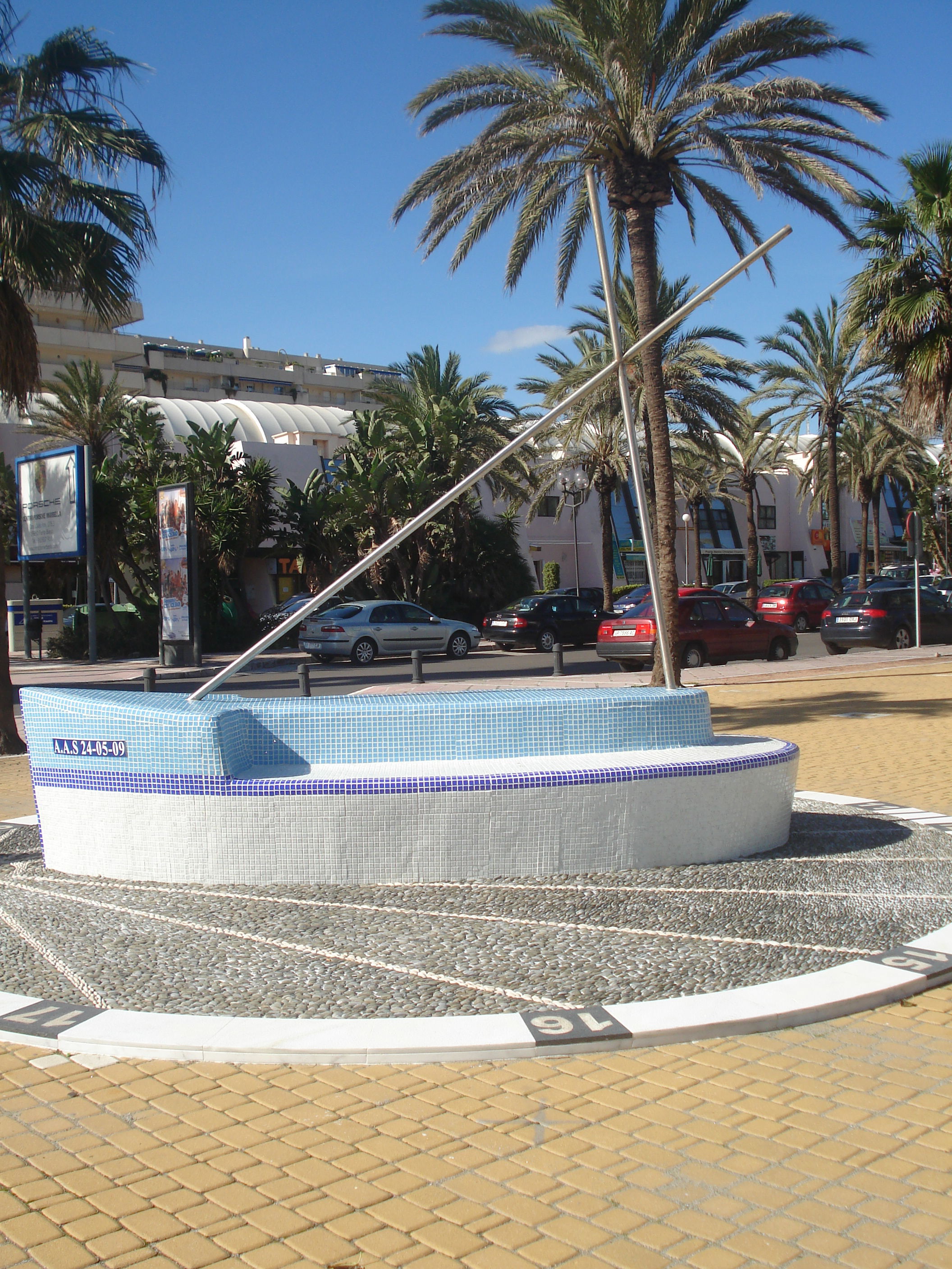 Reloj de Sol en Puerto Banús, por Marilo Marb