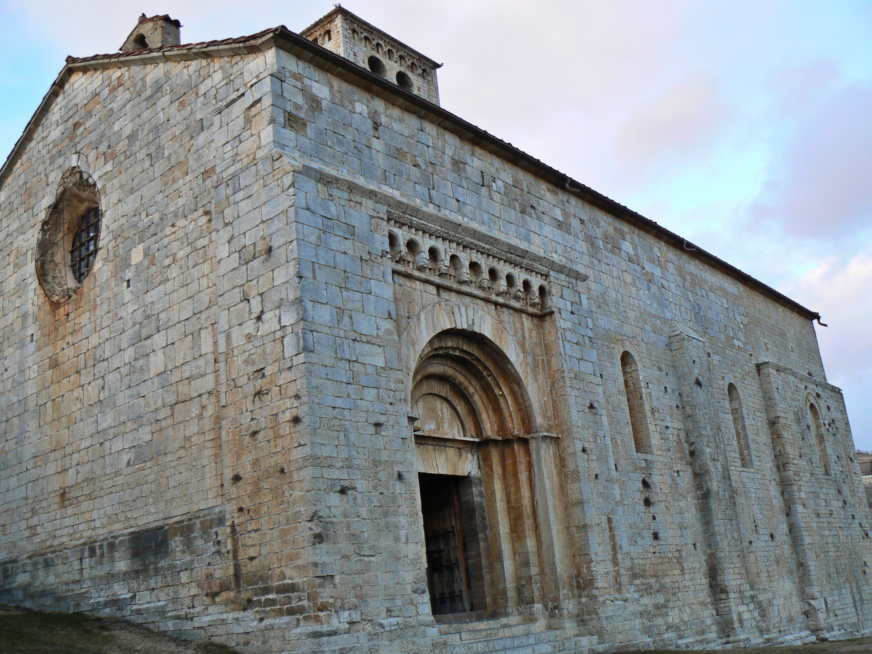 Iglesia Románica de Santa Cecilia en Molló: 1 opiniones y 5 fotos