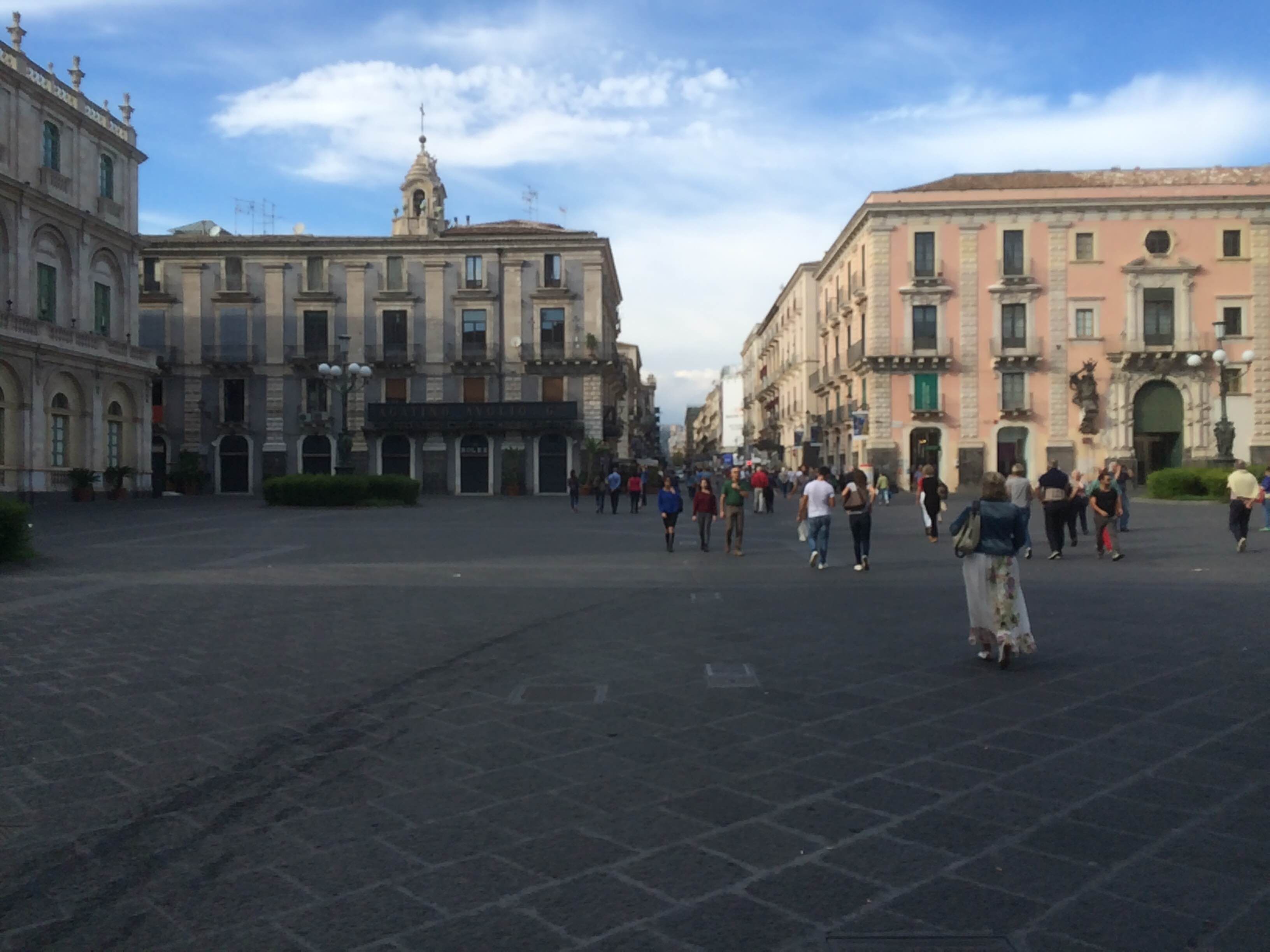 Plazas en Sicilia que deslumbran: encantos y secretos por descubrir