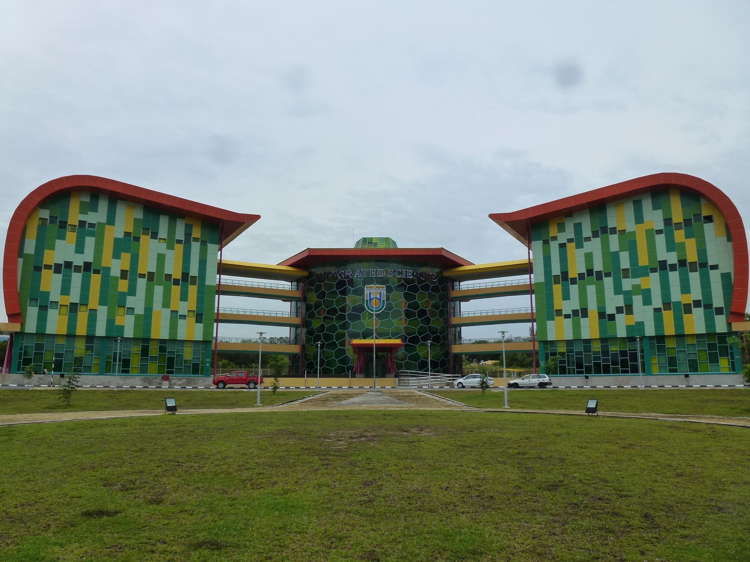 University Brunei Darussalam, por Mi Aventura Viajando