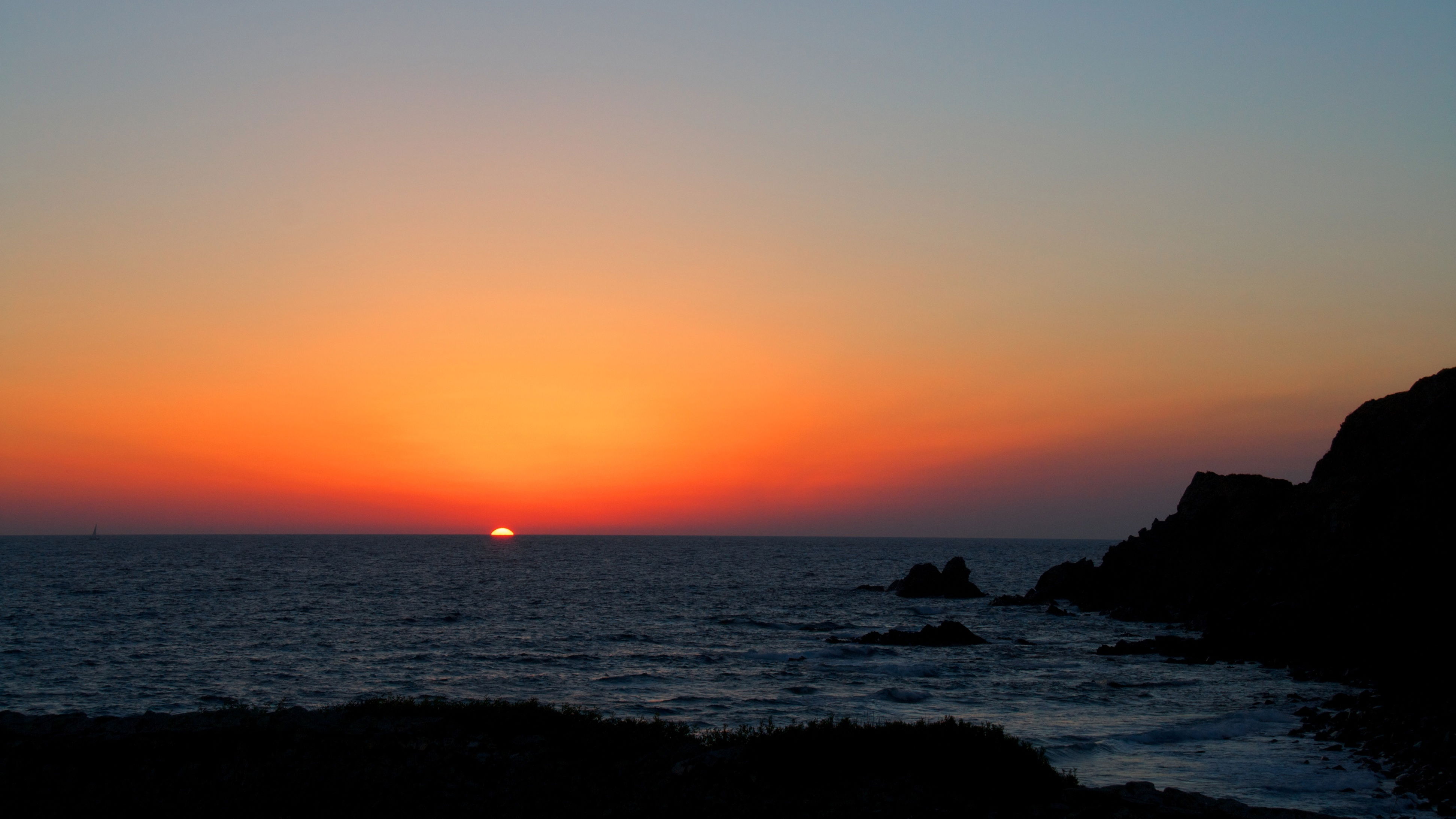 Amanecer en la punta de la Mola, por Victor Simón Nicolás